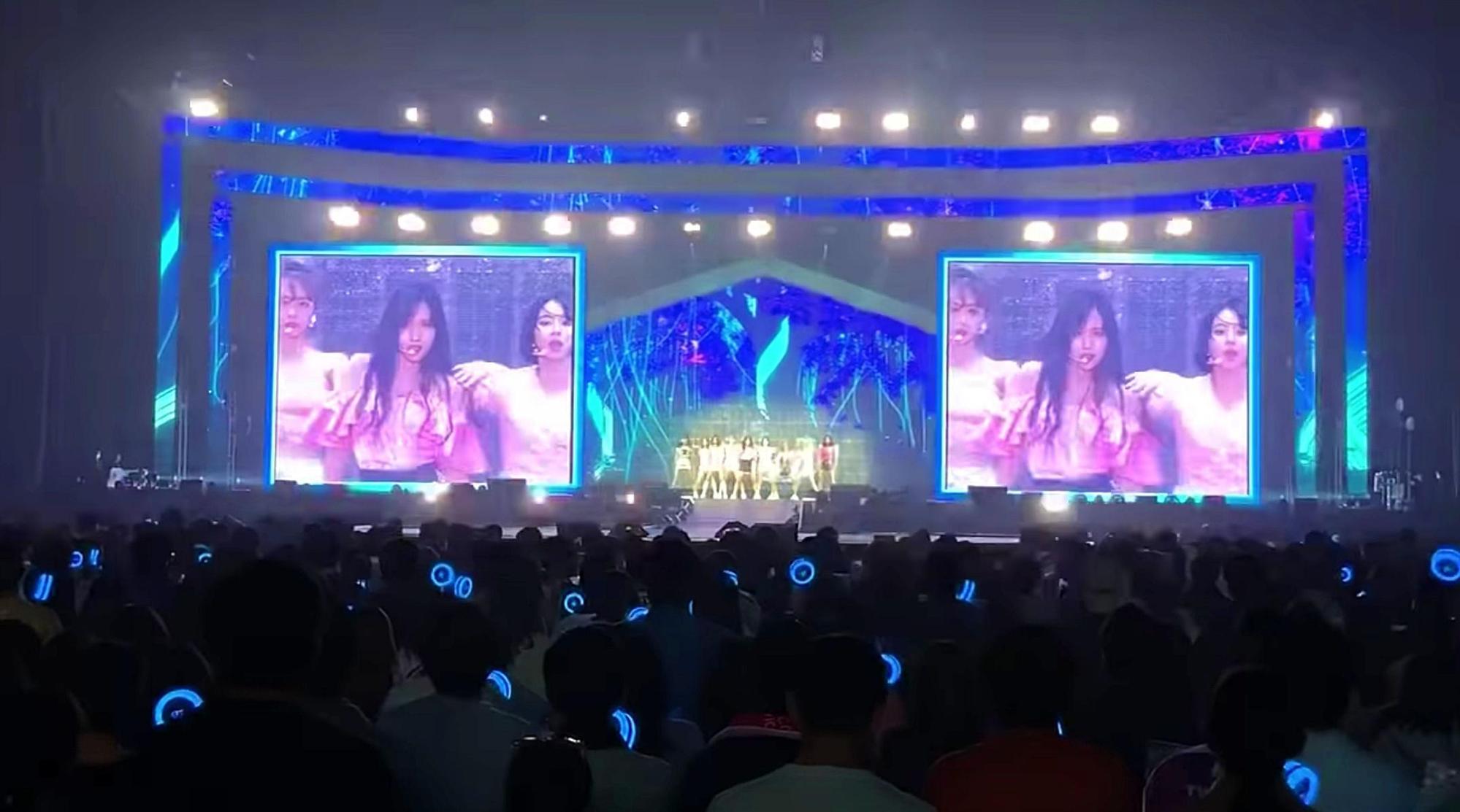 MINA站在C位演唱〈Feel Special〉,讓粉絲尖叫連連。(截圖自TWICE影片)