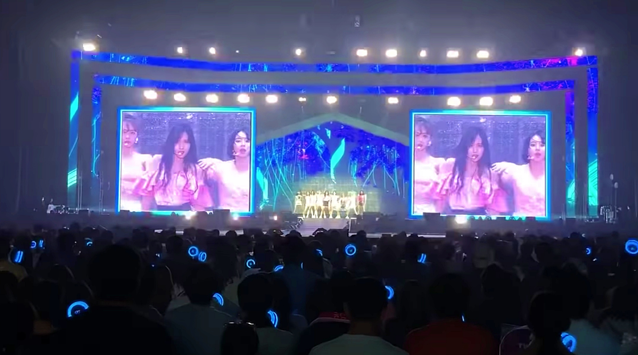 MINA站在C位演唱〈Feel Special〉，讓粉絲尖叫連連。（截圖自TWICE影片）