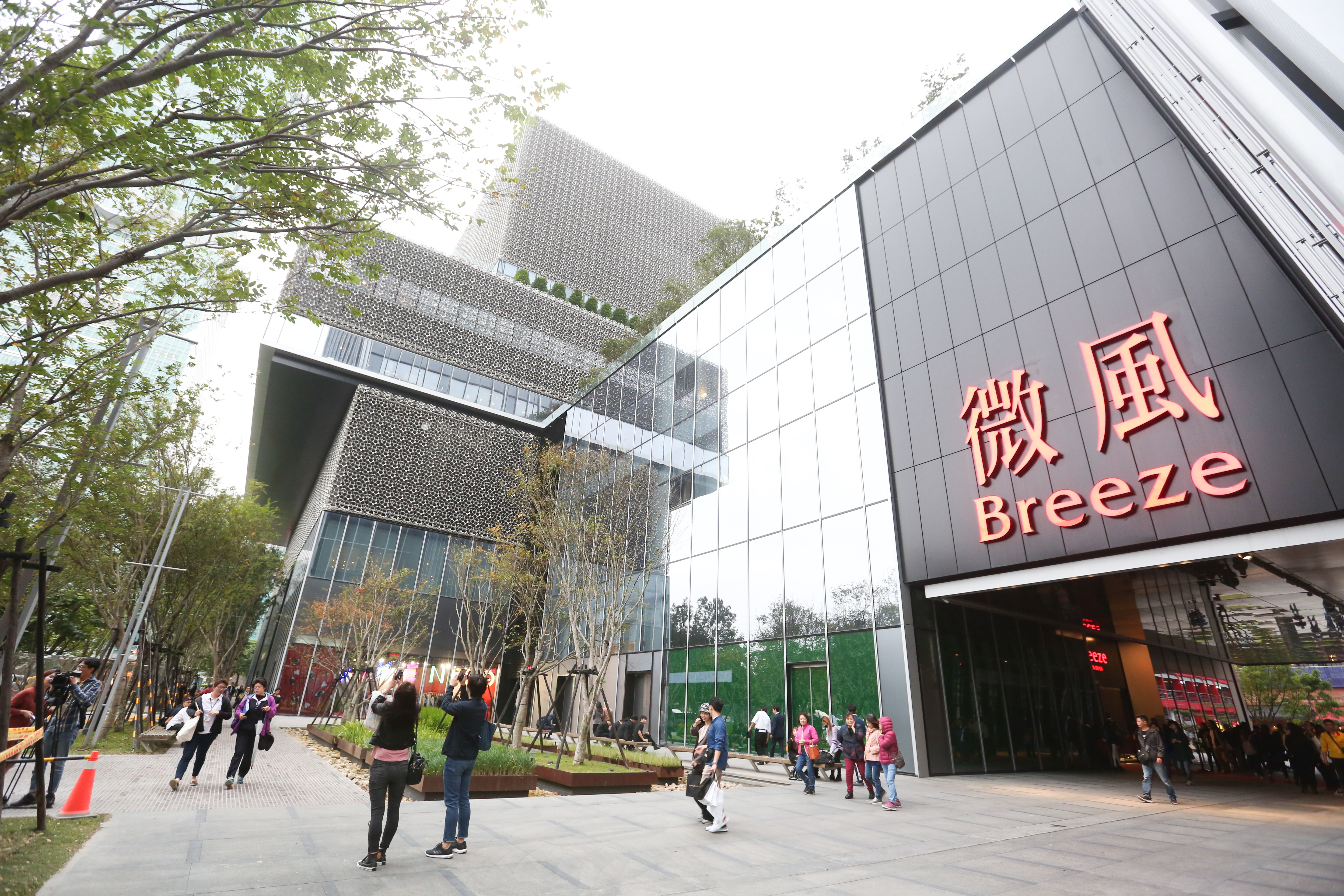 廖鎮漢日前才為集團宣誓新目標，如今微風卻傳出要裁員3成。