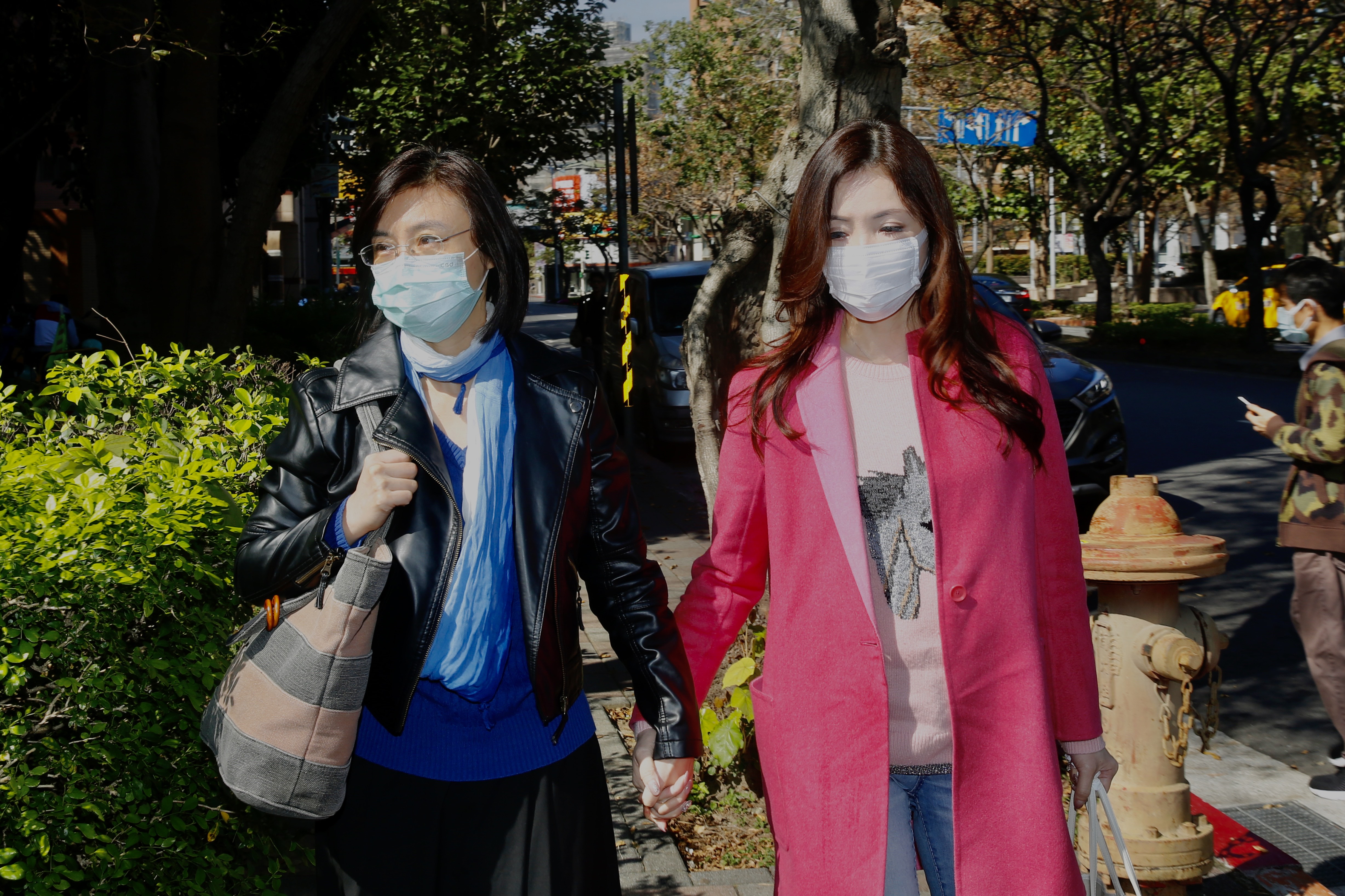 何如芸一早在律師陪同下來到士林地方法院。