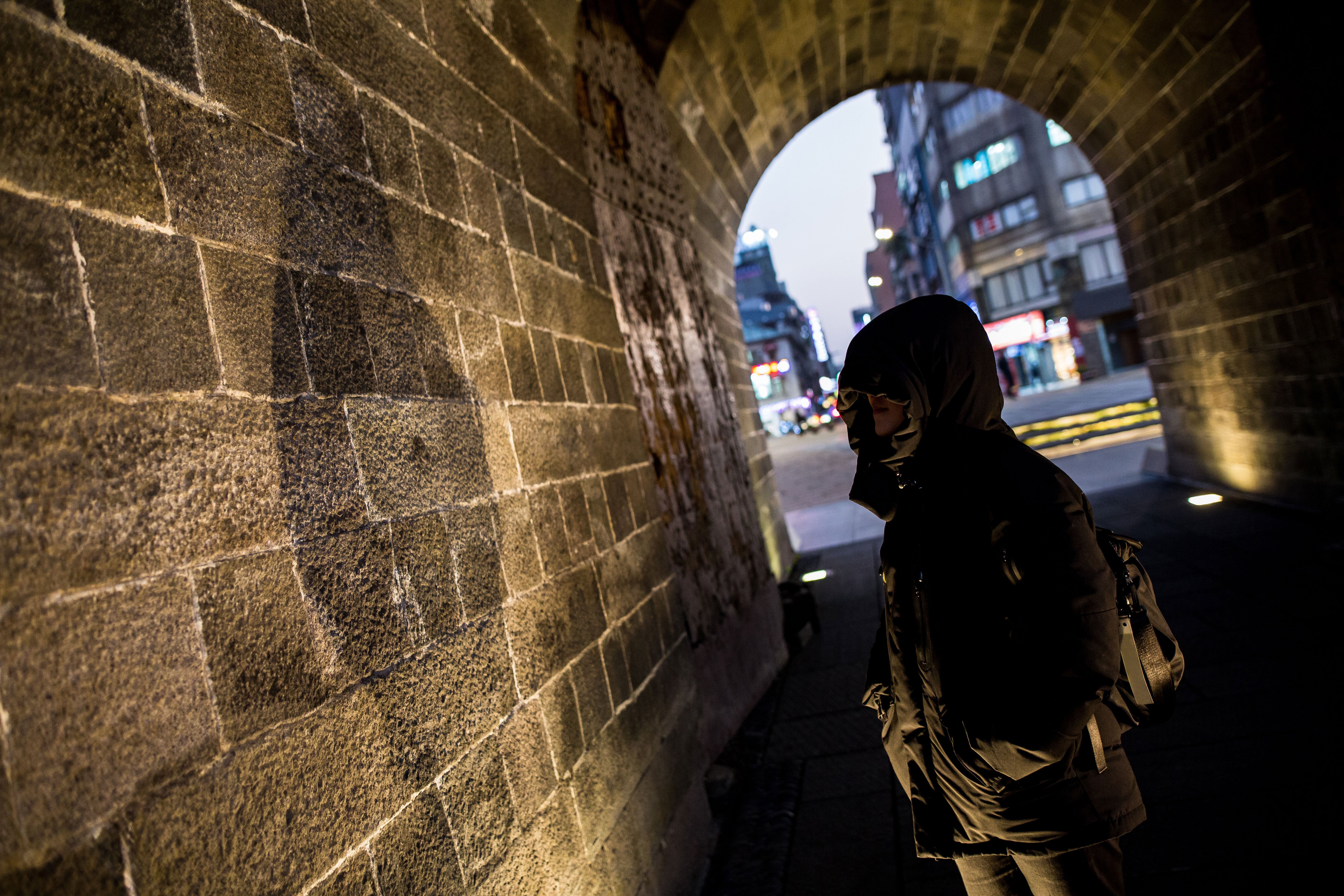 May是7月1日反送中運動抗爭者衝進立法會後第一批流亡來台的港人之一，在親友支援下過著有限度的生活。