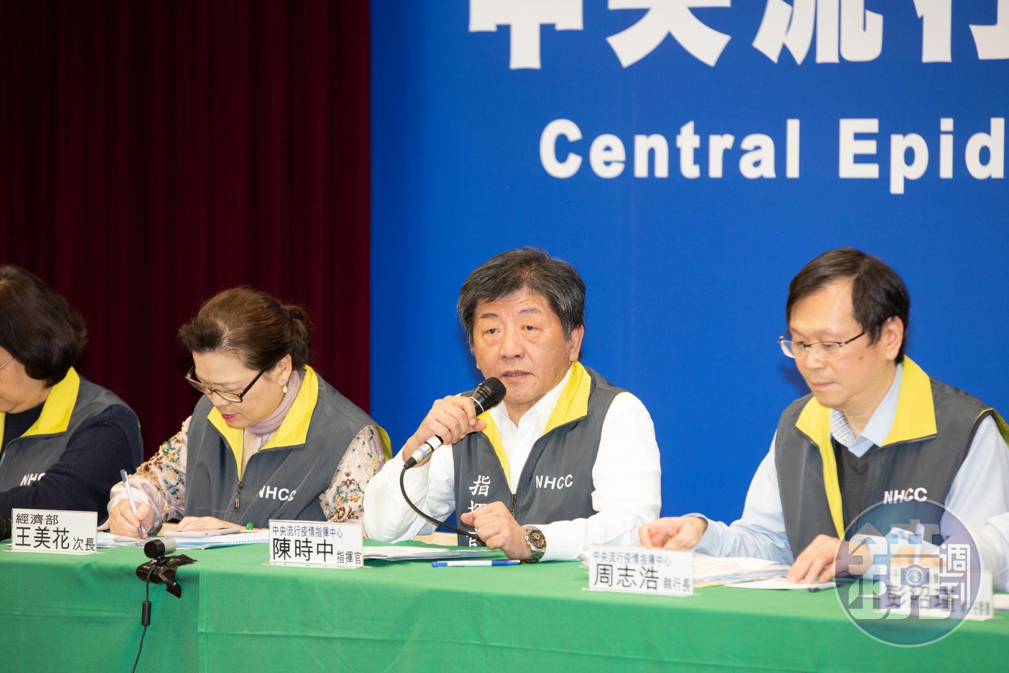 疫情指揮中心於今（12）日開記者會宣布，撤回昨日所有開放對陸配子女的政策。