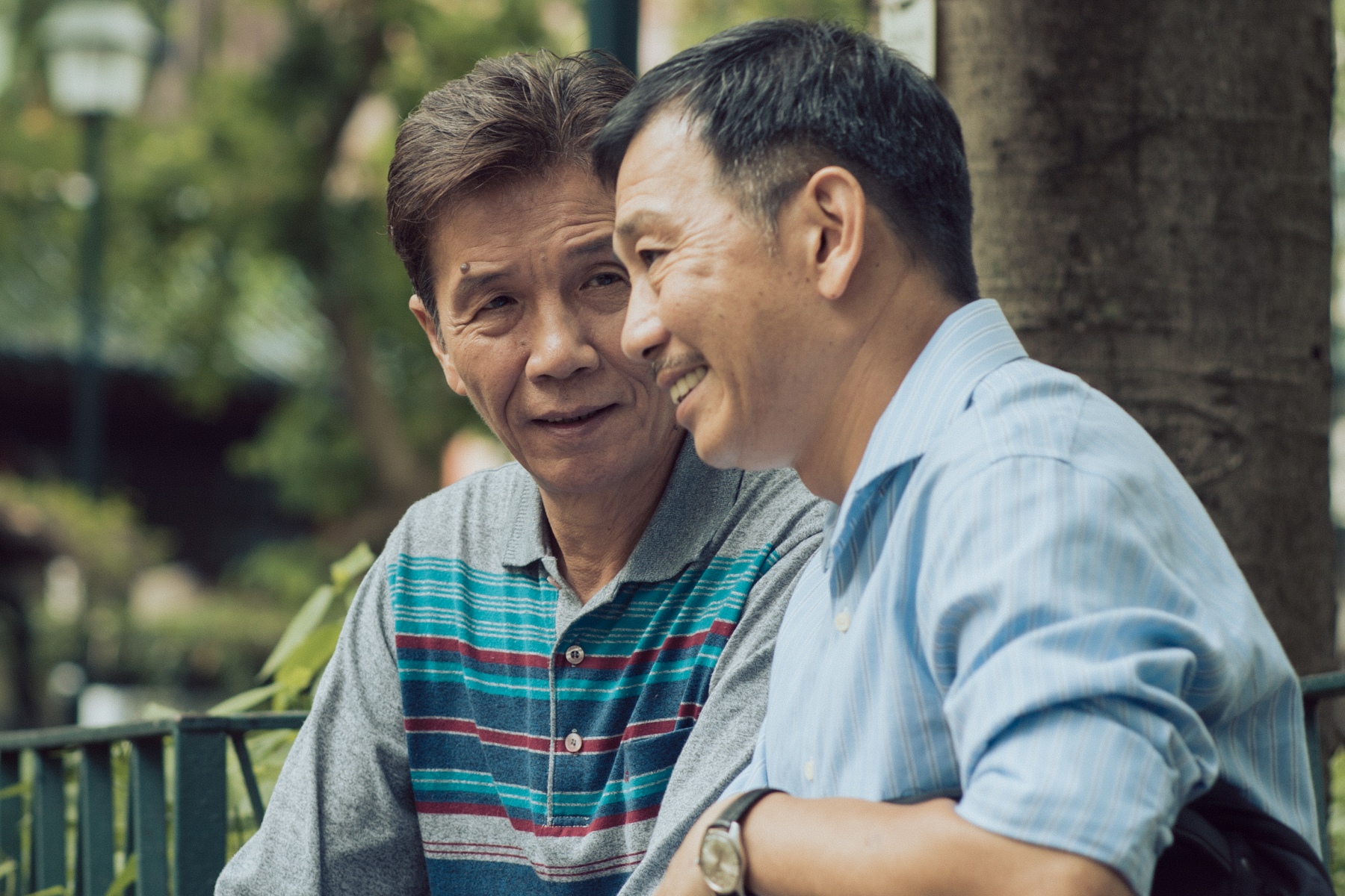 本片由太保（左）、袁富華（右）兩大演技派男星領銜主演，太保（左）與袁富華在《叔．叔》飾演黃昏之戀的同志，拍戲前並不熟識，拍戲時也常一次就到位。（采昌國際）