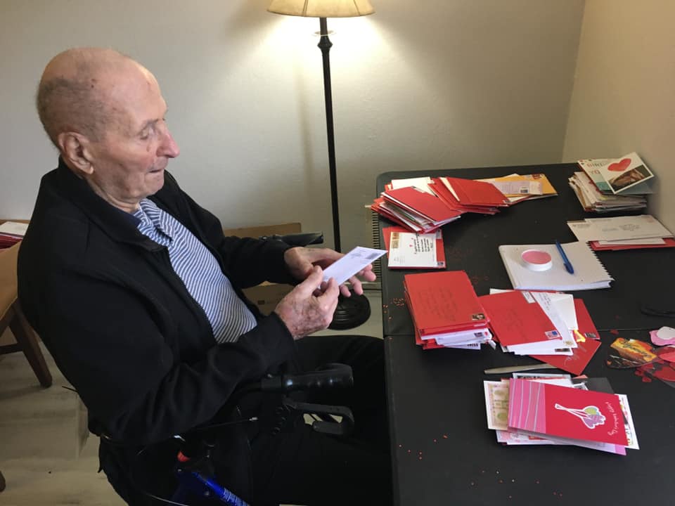 104歲美國陸戰隊老兵懷特，今年情人節收到來自世界各地的7萬封情書。（翻攝自The Oaks at Inglewood臉書）