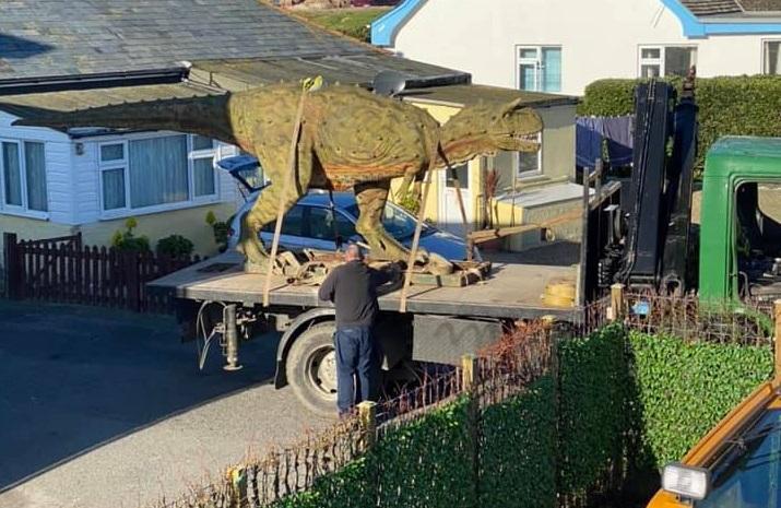 英國一名父親在網路上訂購了恐龍模型送給兒子當禮物,沒想到送來的模型將近6公尺長,讓他超級傻眼。(翻攝自Andre Bisson臉書)