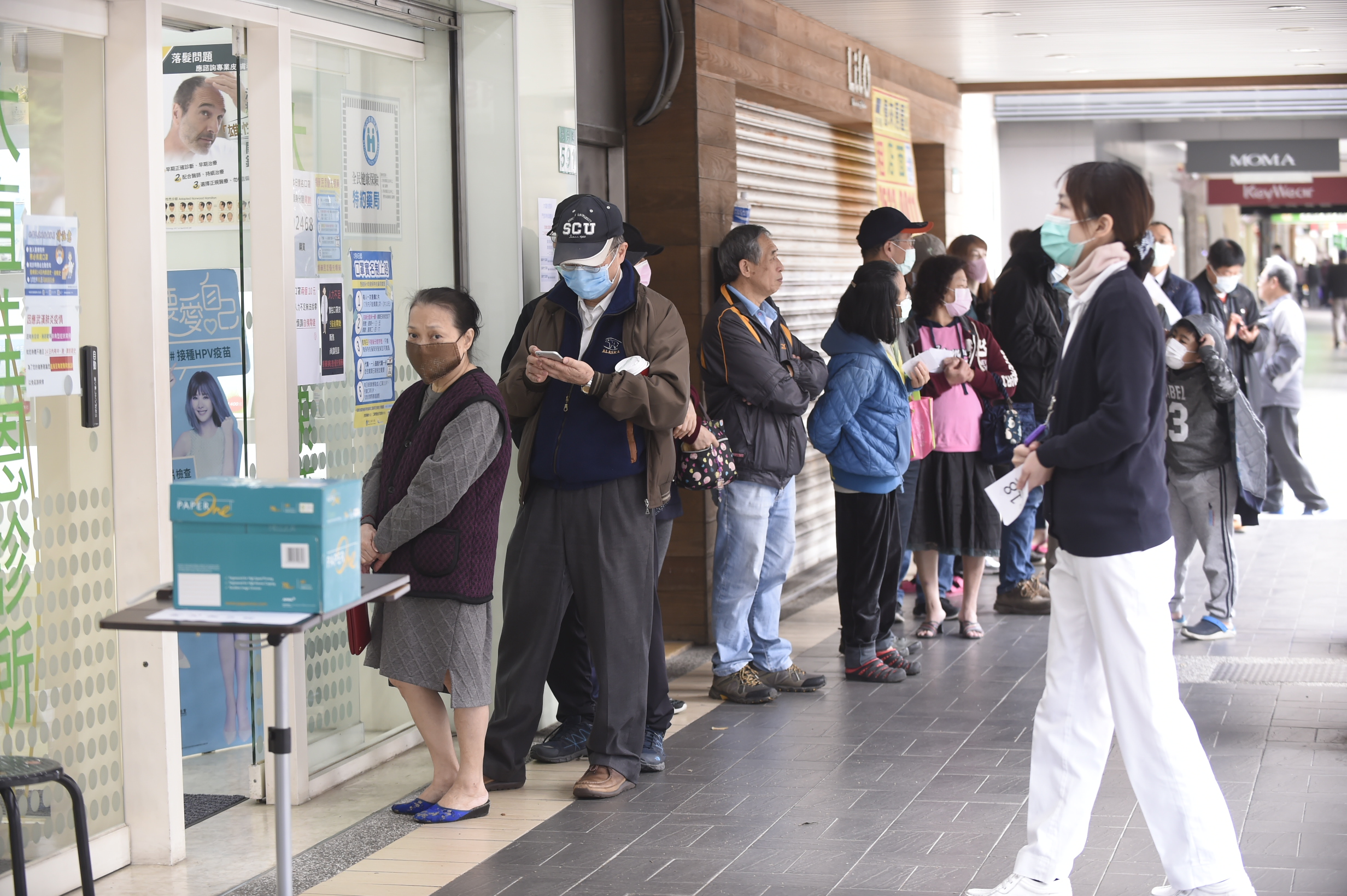 儘管政府實施口罩實名制限購，一人一週限購2片，仍有部分民眾抱怨買不到；圖非當事人。