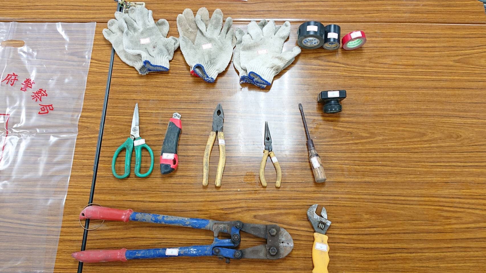 警方起出各式破壞工具等贓證物。（翻攝畫面）