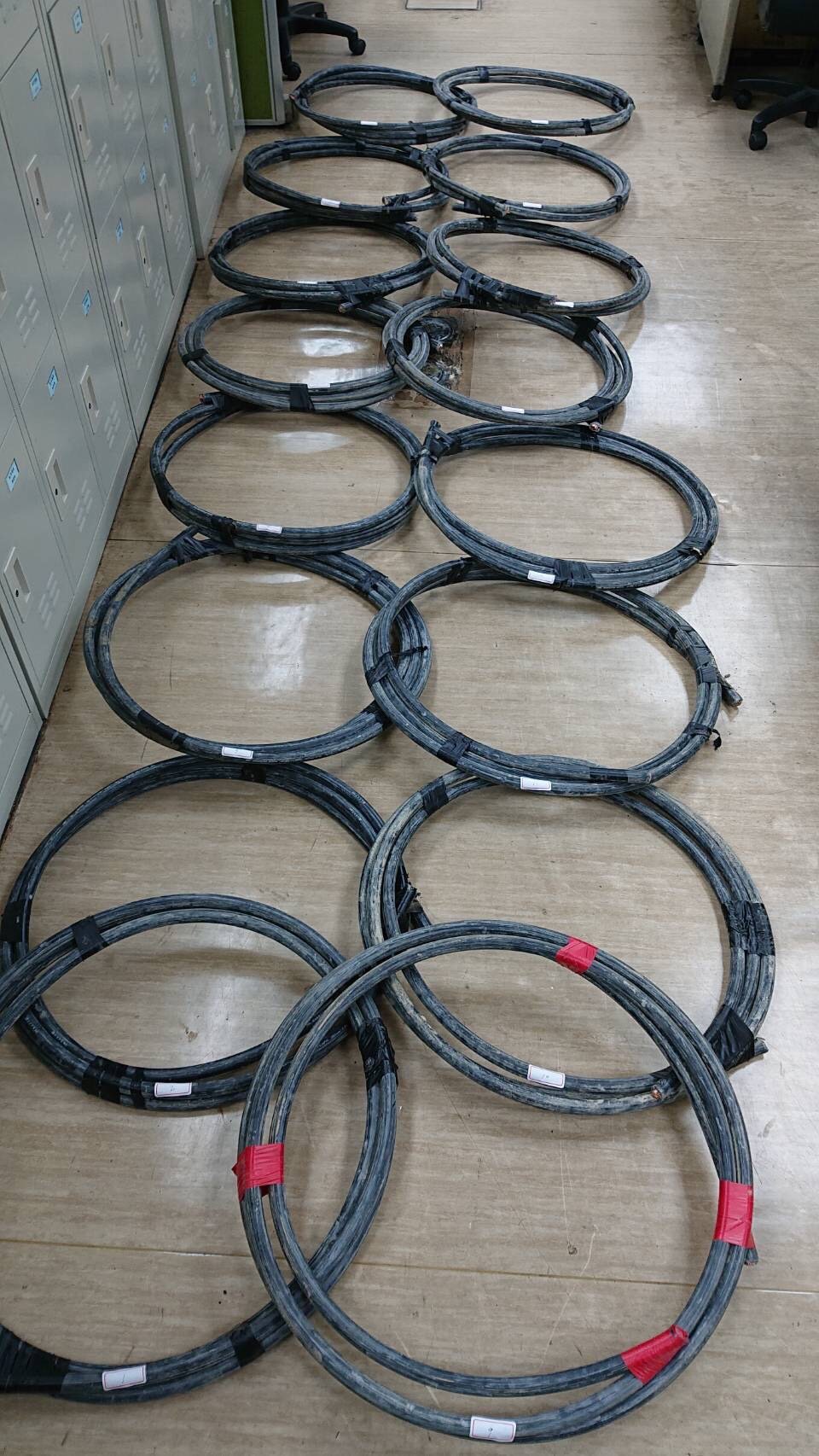 警方在竊賊車上發現大批電纜線。（翻攝畫面）