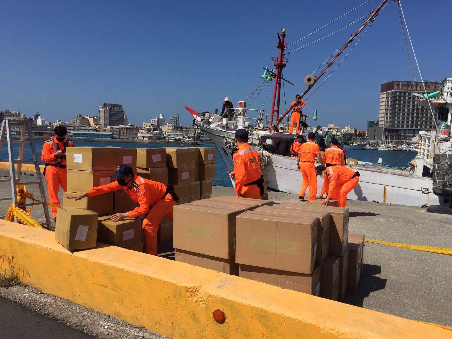 海巡署在馬公漁港查獲漁船走私大量口罩。（翻攝畫面）