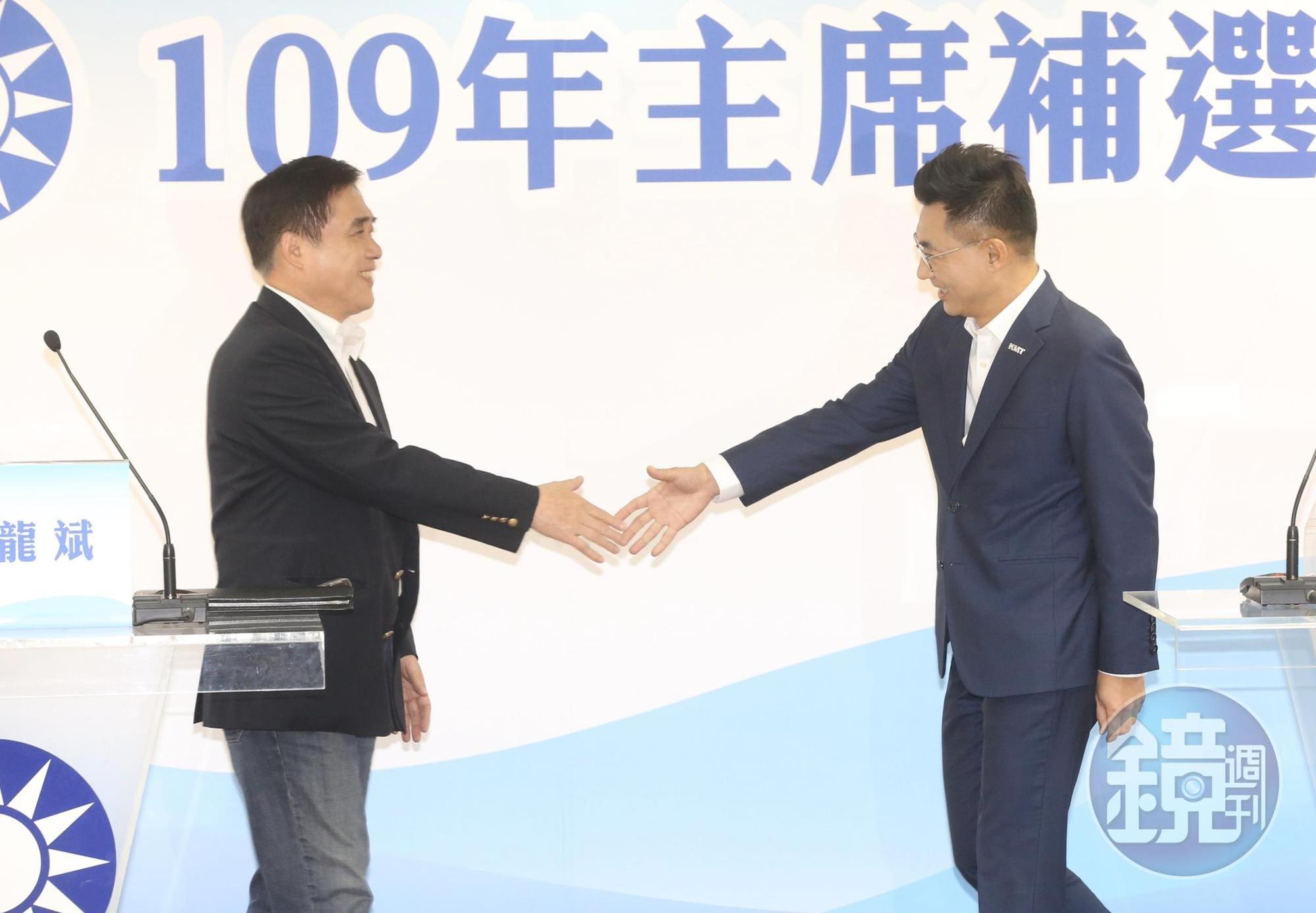 國民黨主席補選政見會,候選人郝龍斌(左)、江啟臣(右)相互握手。