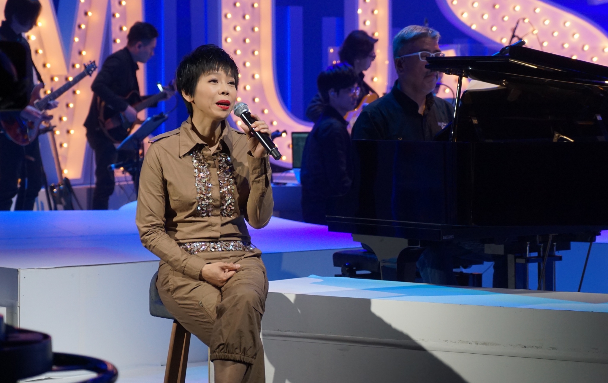 曾心梅唱國民經典歌曲〈家後〉每唱必哭。（公視提供）