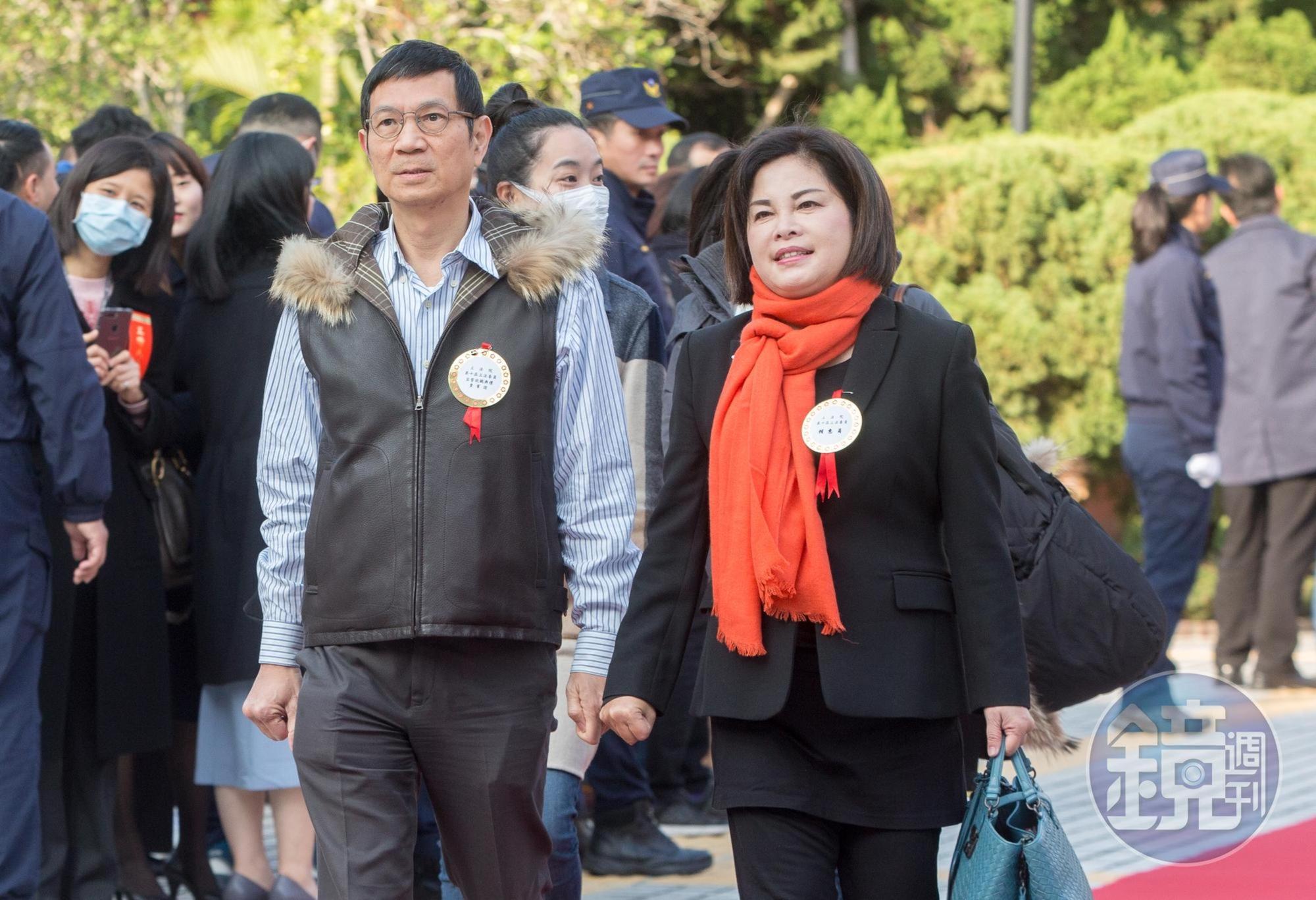 民進黨新科立委賴惠員（右）的研究室門上也被發現懸掛一條綁著「五帝錢」的中國結。