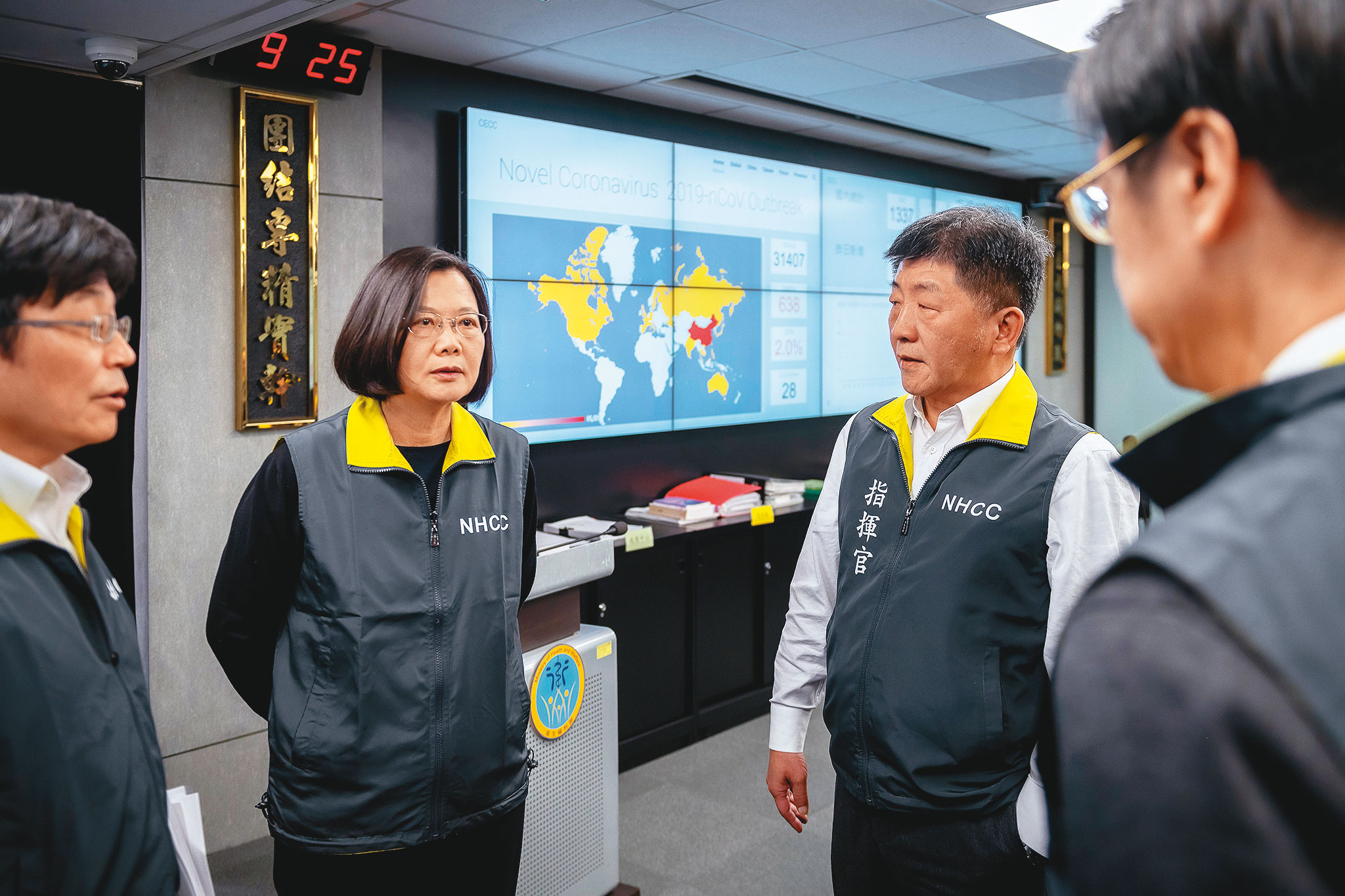 陸委會為因應疫情昨（11日）宣布開放陸配未成年子女來台，引起軒然大波，逼得總統蔡英文（左2）透過臉書滅火。圖為資料照片。（總統府提供）