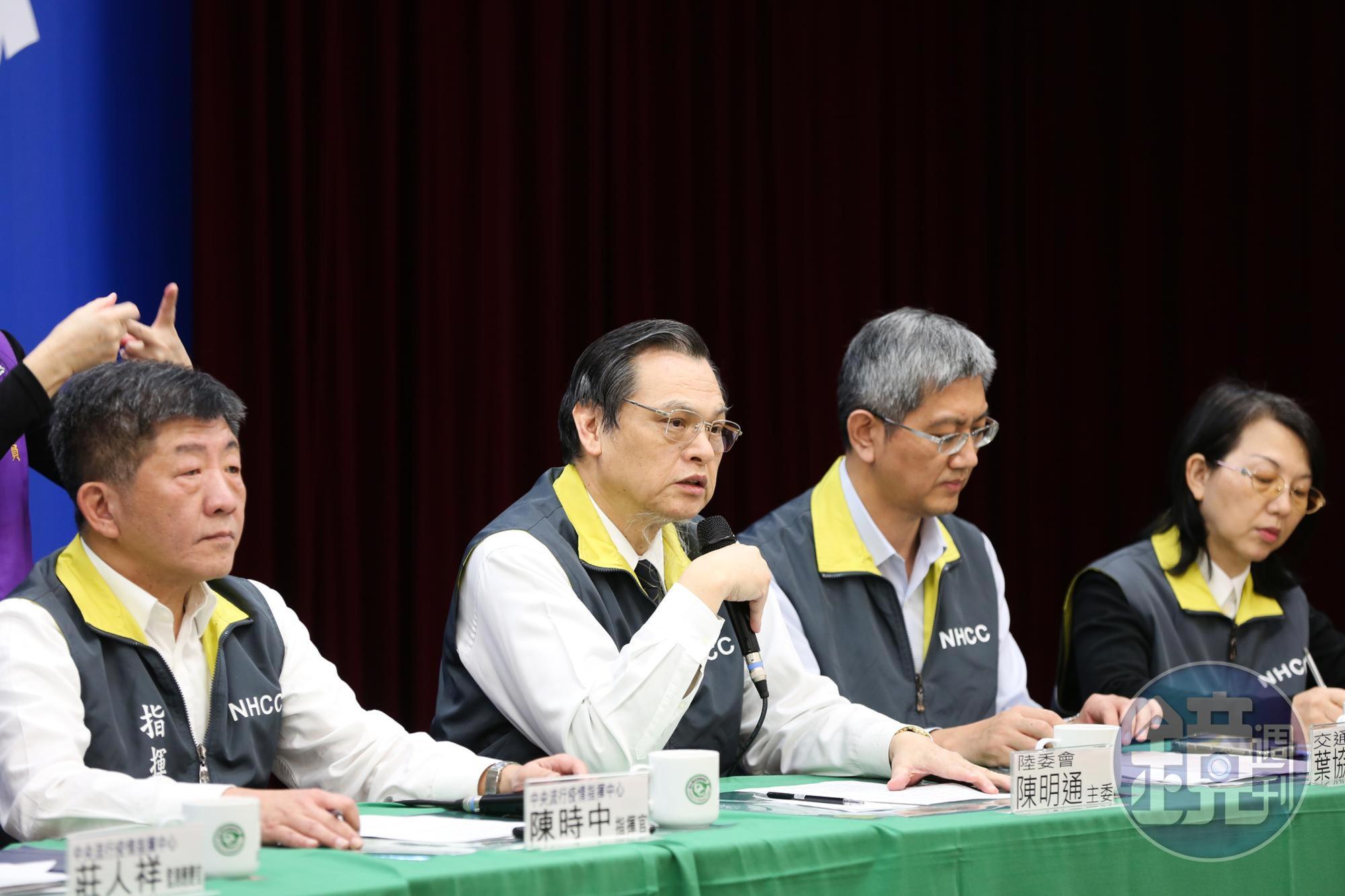 陸委會主委陳明通（左2）說明開放「陸配子女回台」政策模糊不清，一日四度修正，連綠委也將砲口朝內。