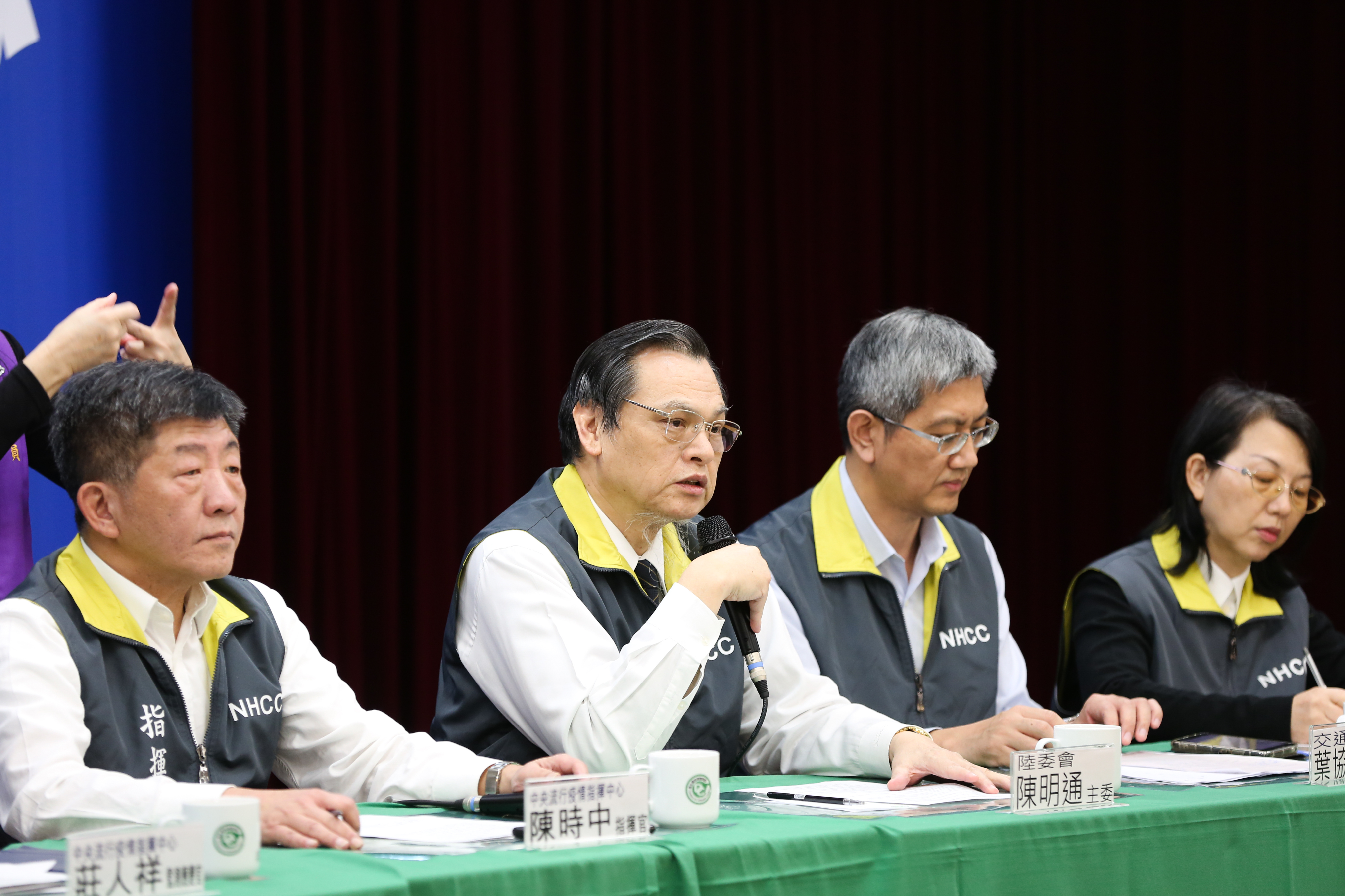 陸委會主委陳明通（左2）說明開放「陸配子女回台」政策模糊不清，一日四度修正，連綠委也將砲口朝內。