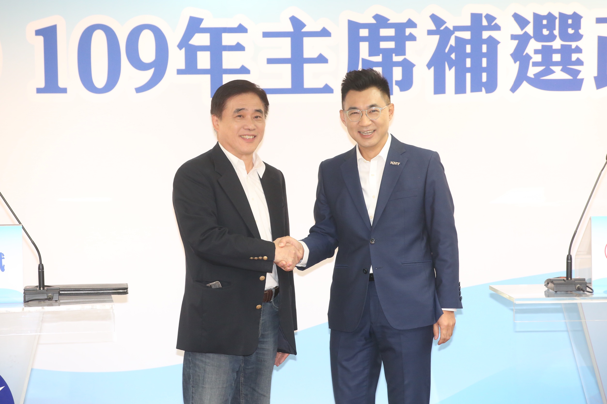 國民黨黨主席補選政見會，參選人前副主席郝龍斌（左）與立委江啟臣（右）握手。