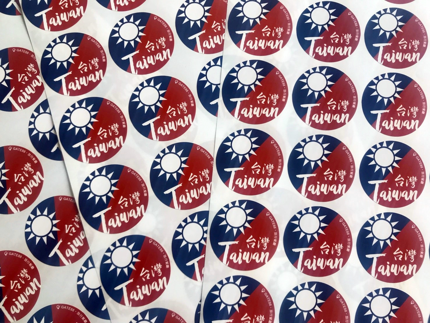 台中一間餐廳自掏腰包提供1,000份中英文「台灣」字樣的國旗貼紙，免費提供給要出國玩的民眾。（翻攝自Gate88  輕食。茶。咖啡臉書）