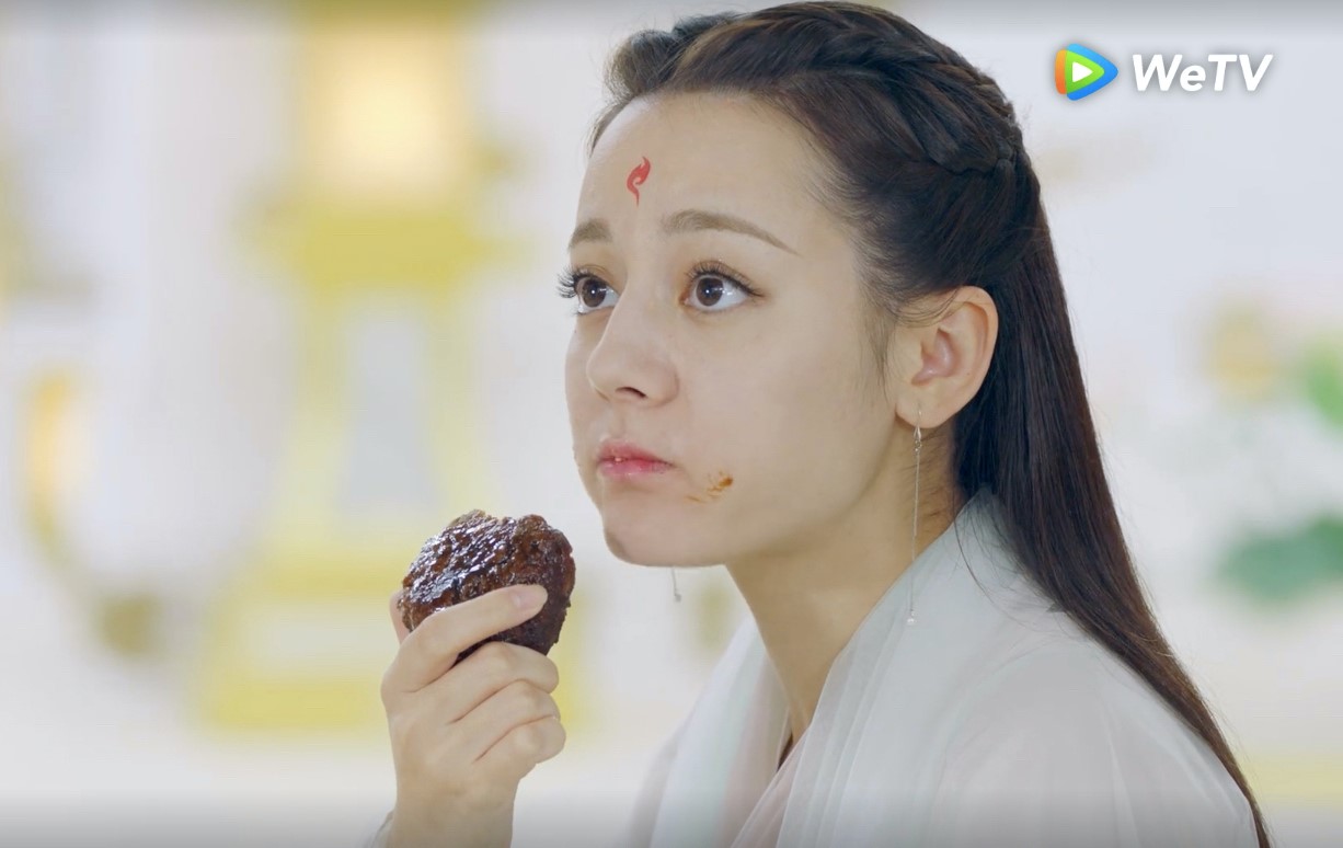 迪麗熱巴《三生三世枕上書》吃相難看嚇跑潔癖男。（WeTV提供）