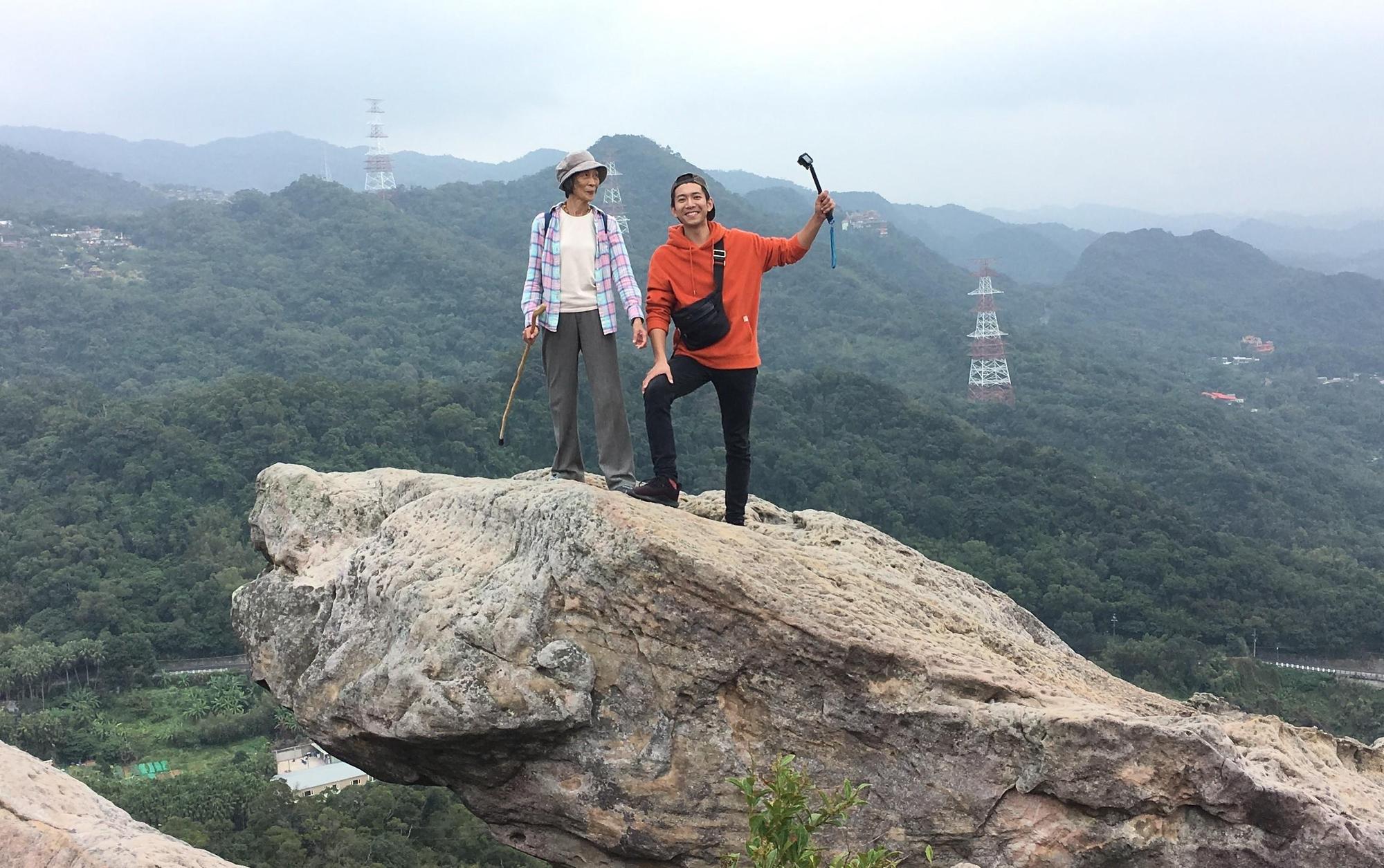 在82歲登山女達人帶路下 ,吳俊諺依舊懼高腿軟。(八大提供)