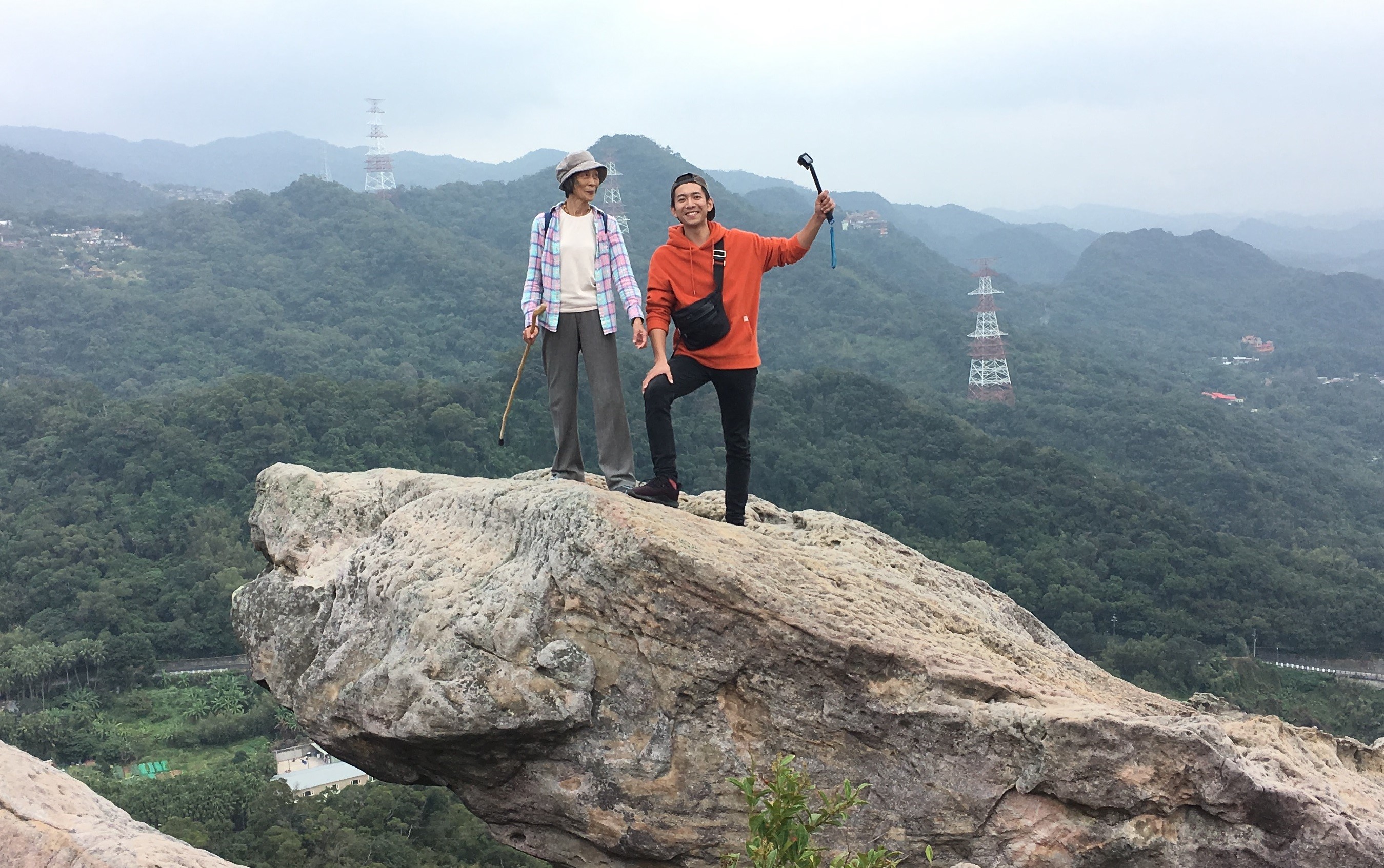 在82歲登山女達人帶路下 ，吳俊諺依舊懼高腿軟。（八大提供）