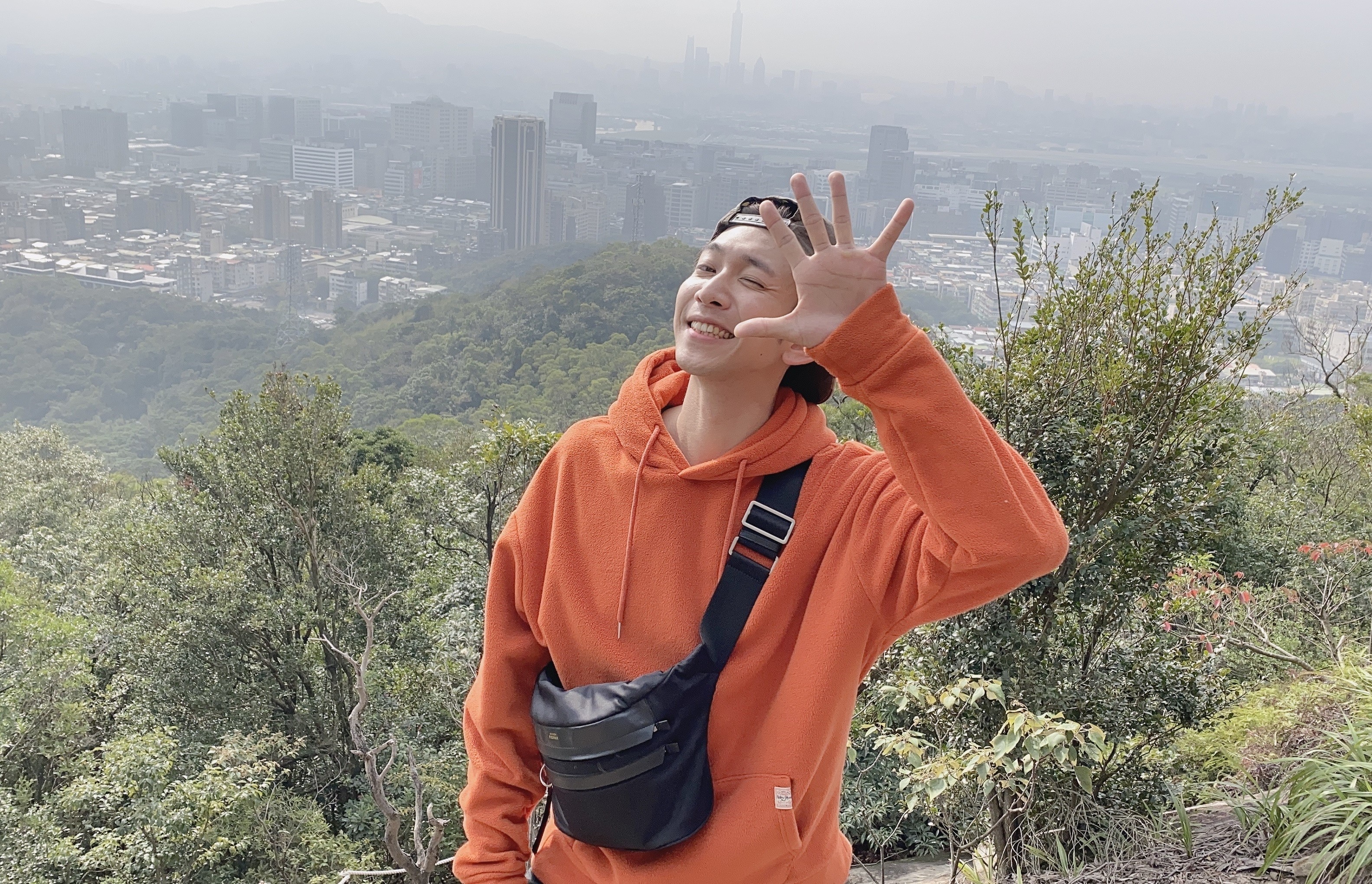 吳俊諺錄製外景節目上山下海，自嘲身上的酸痛貼布一天都沒有少過。（八大提供）