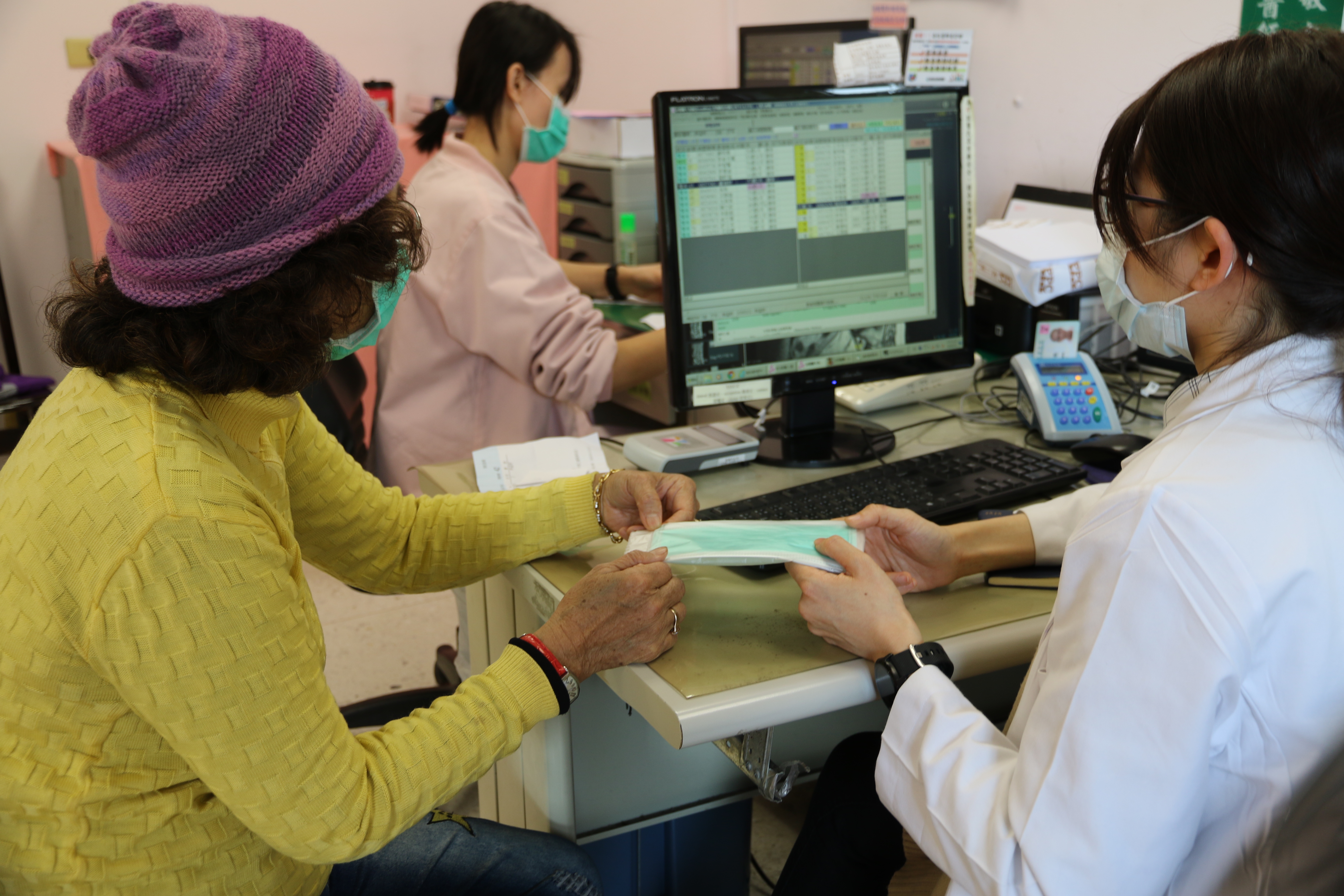 醫師於門診評估因疾病狀況，必須頻繁就醫的特殊病患，可提供一片醫用口罩。（翻攝畫面）