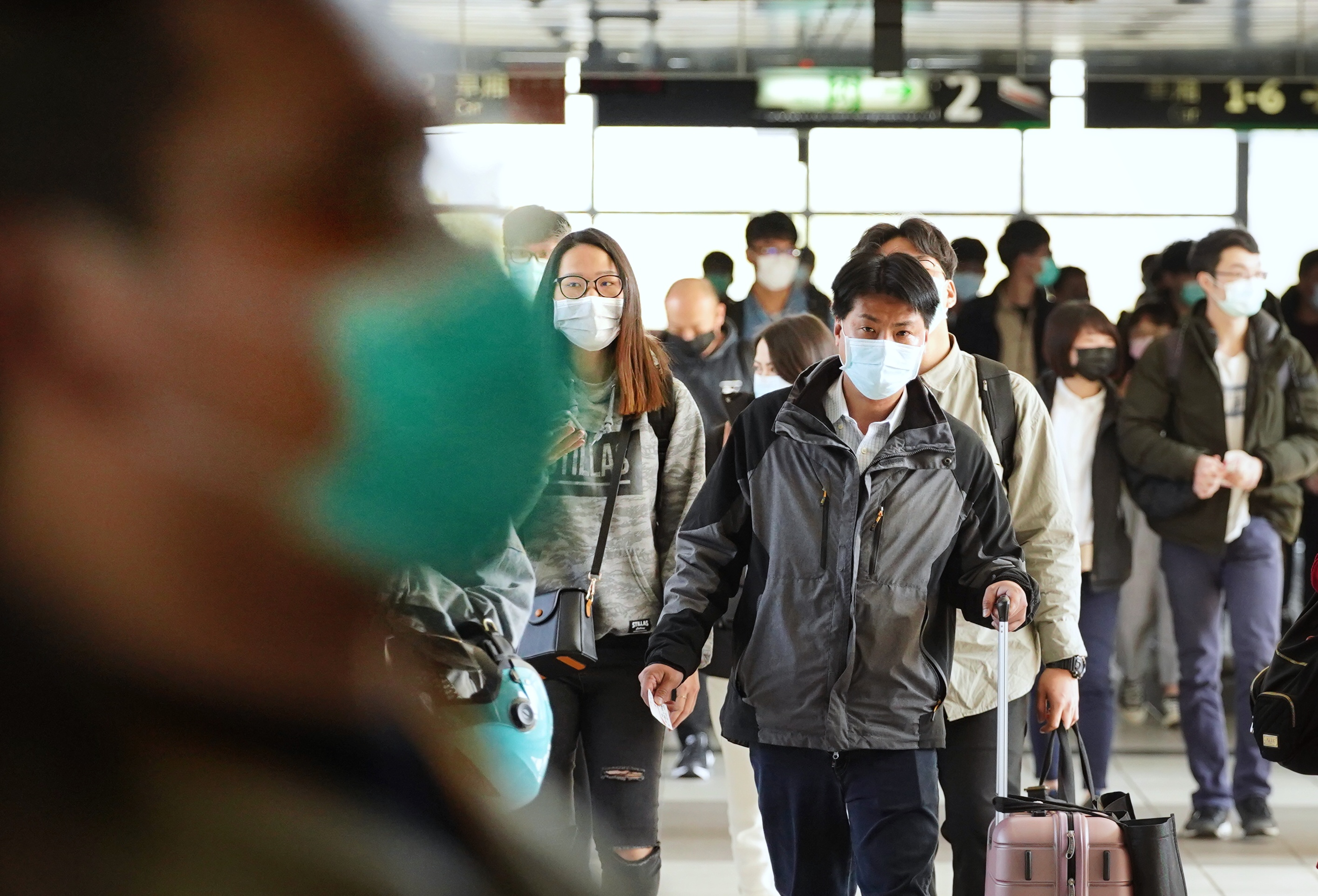 武漢肺炎疫情嚴峻，民眾出入公共場所都戴起口罩。中國官媒透露，在中國確診的首例武漢肺炎台灣患者昨（12）日已從深圳市第三人民醫院痊癒出院。（非當事人）