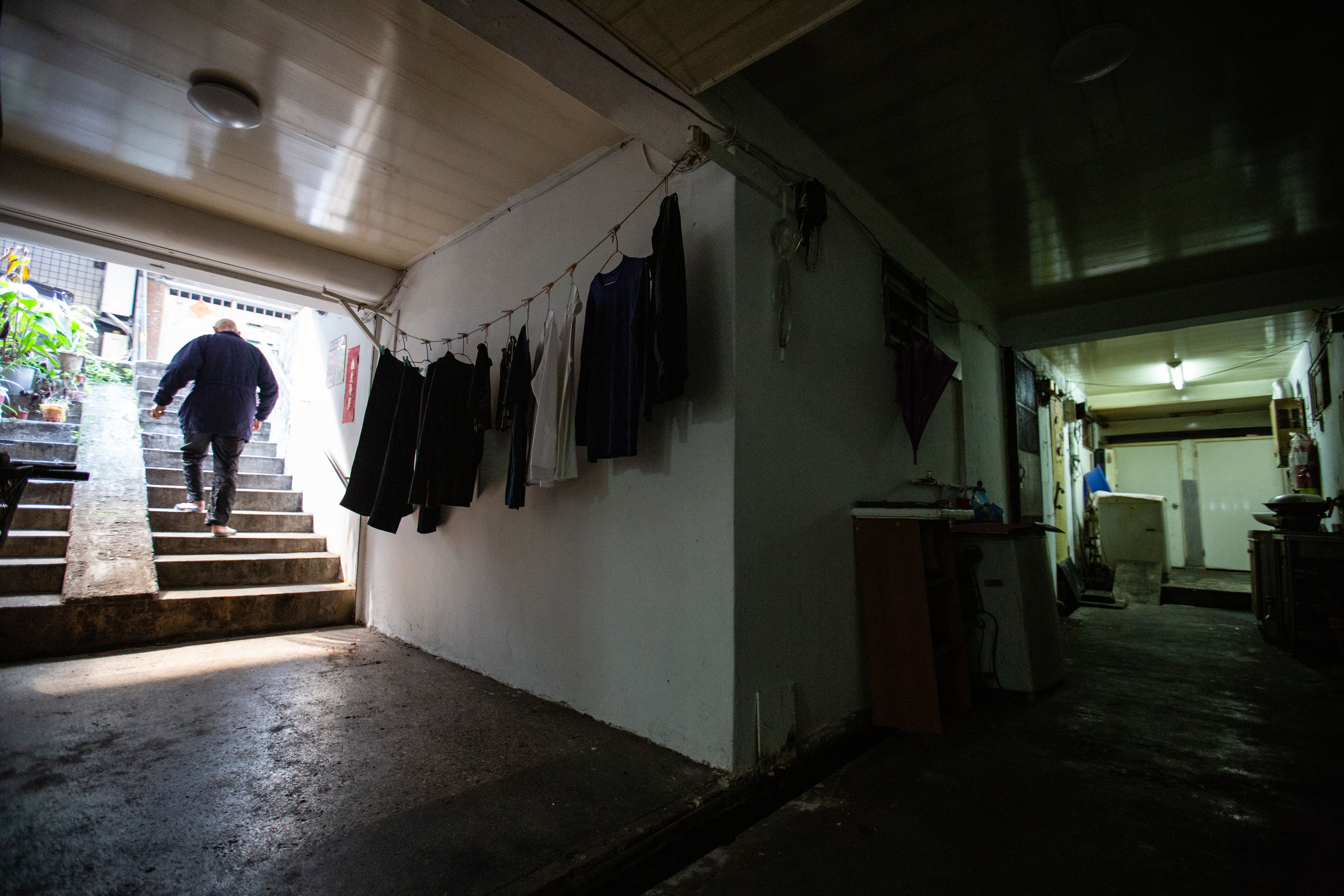 矮樓、違法隔間和地下室,這些一般人避之唯恐不及的房舍,卻是租屋市場裡的搶手貨,一群經濟弱勢的租客,全靠這樣的房子遮風避雨。