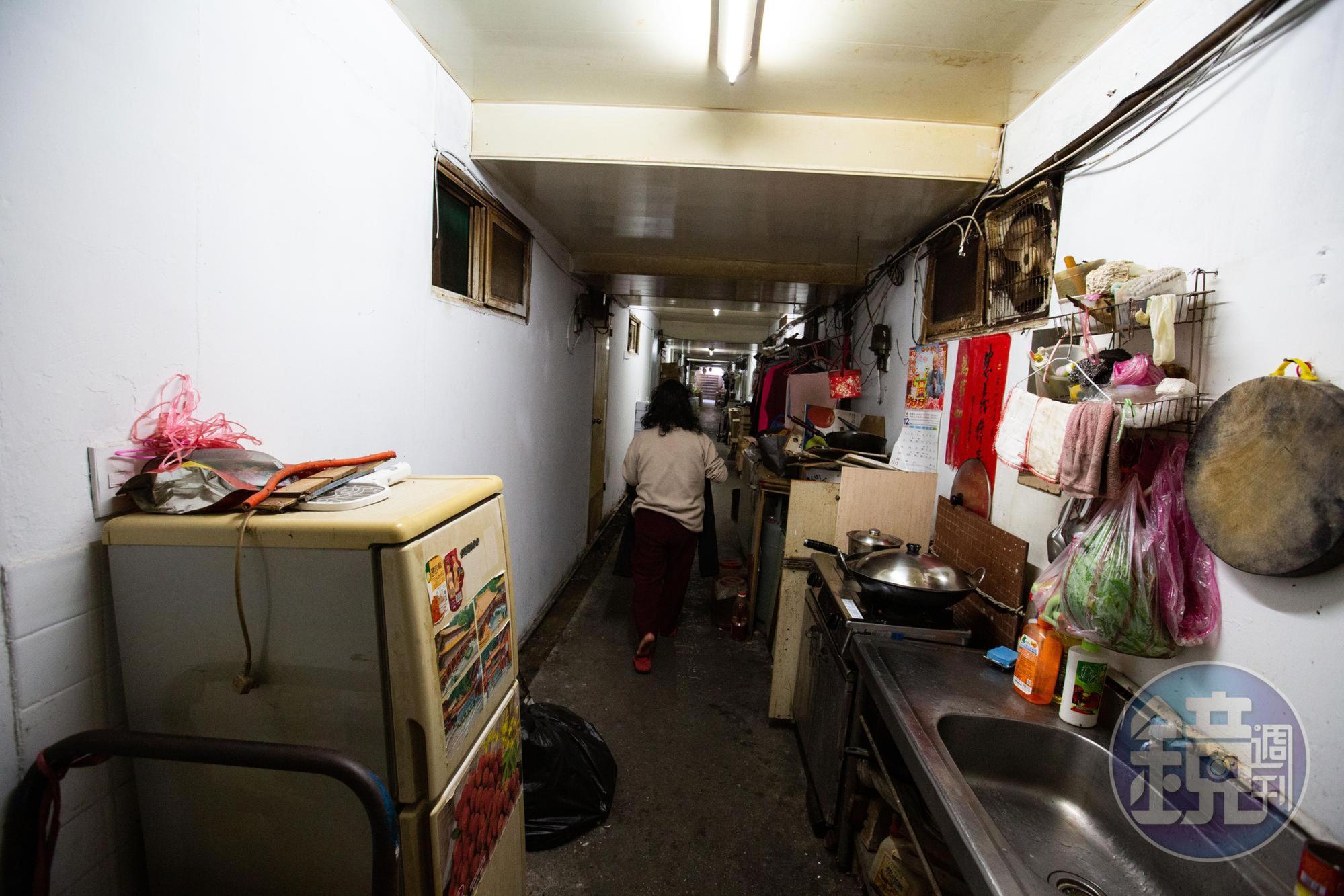 電線外露、走廊堆滿雜物,住戶又多是上了年紀的長者。社工心裡比誰都害怕,這樣的老舊房子一但有了意外,恐怕會出現嚴重傷亡。