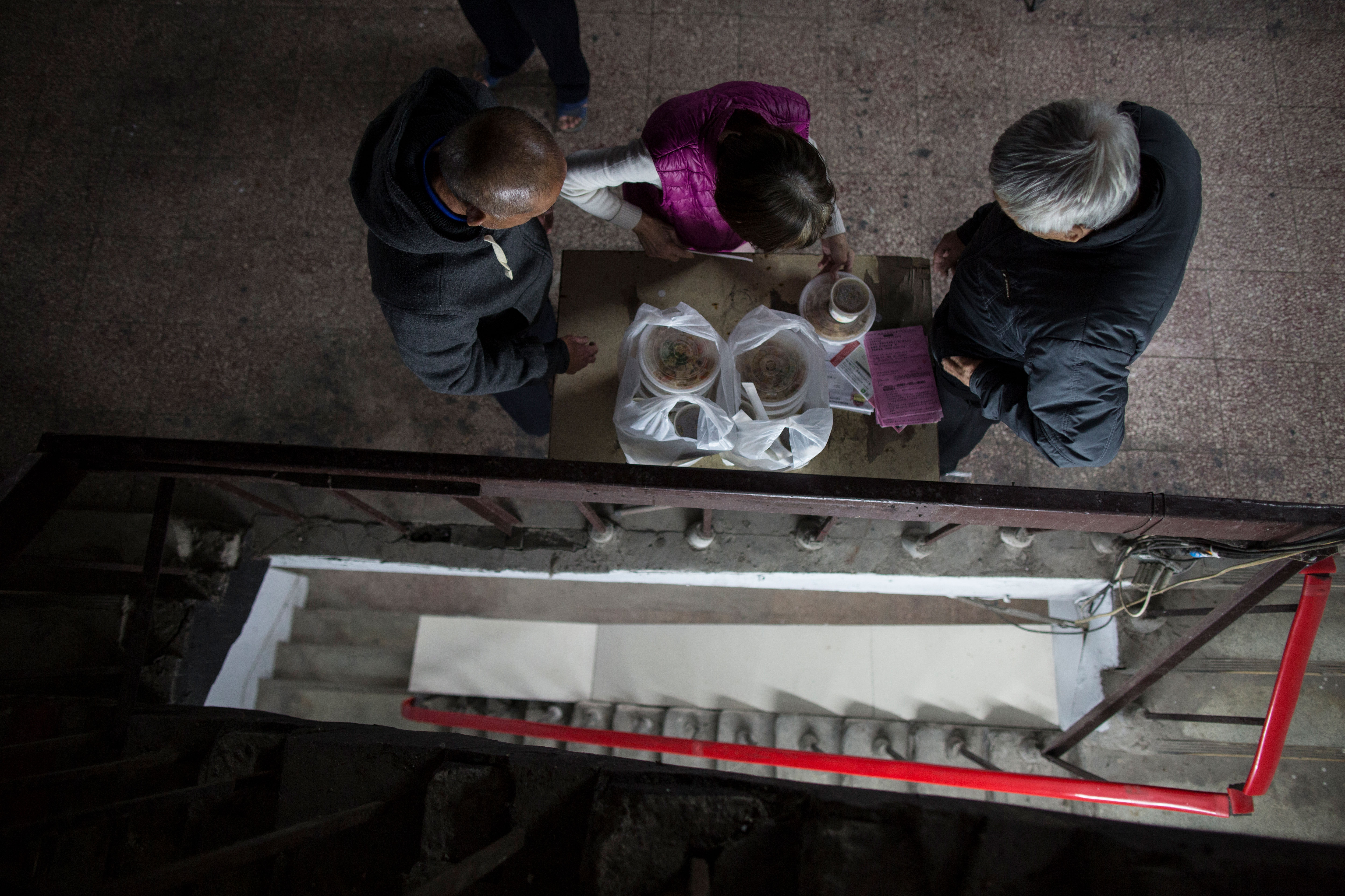 弱勢和老屋逐漸生長出特殊的社區關係，有些二房東還會身兼照料房客、跑腿買食物的工作。（攝影組）