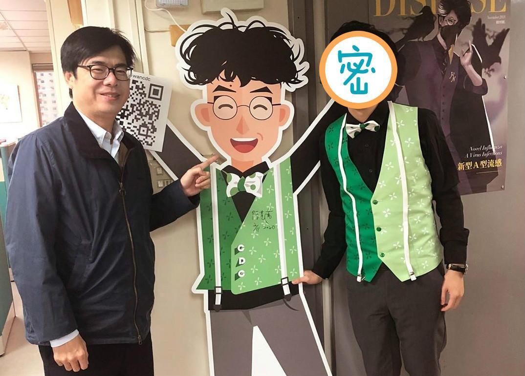 行政院副院長陳其邁到疾管署開會,結果遇到「疾管家」本人合照。(翻攝自陳其邁IG)