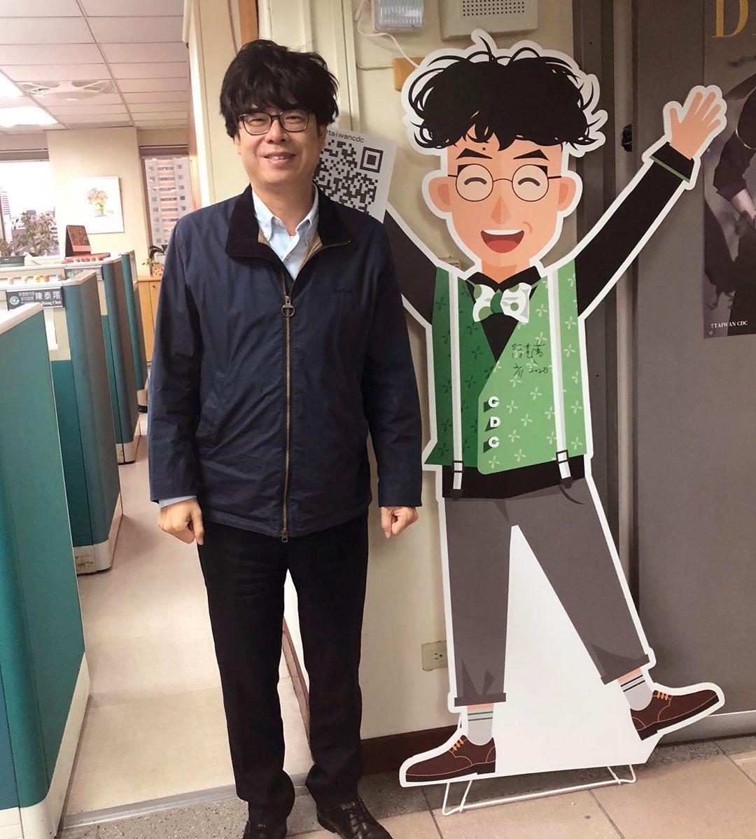 陳其邁戴起「疾管家」的假髮拍照。(翻攝自陳其邁IG)
