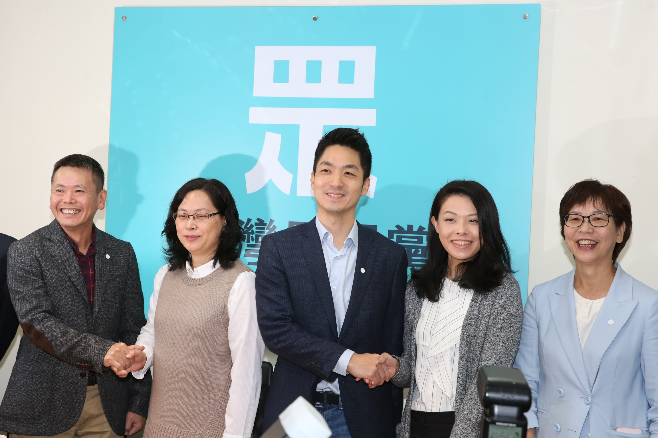 國民黨團總召林為洲（左1）、書記長蔣萬安（中）今拜會民眾黨團總召賴香伶（左2）等民眾黨立委。