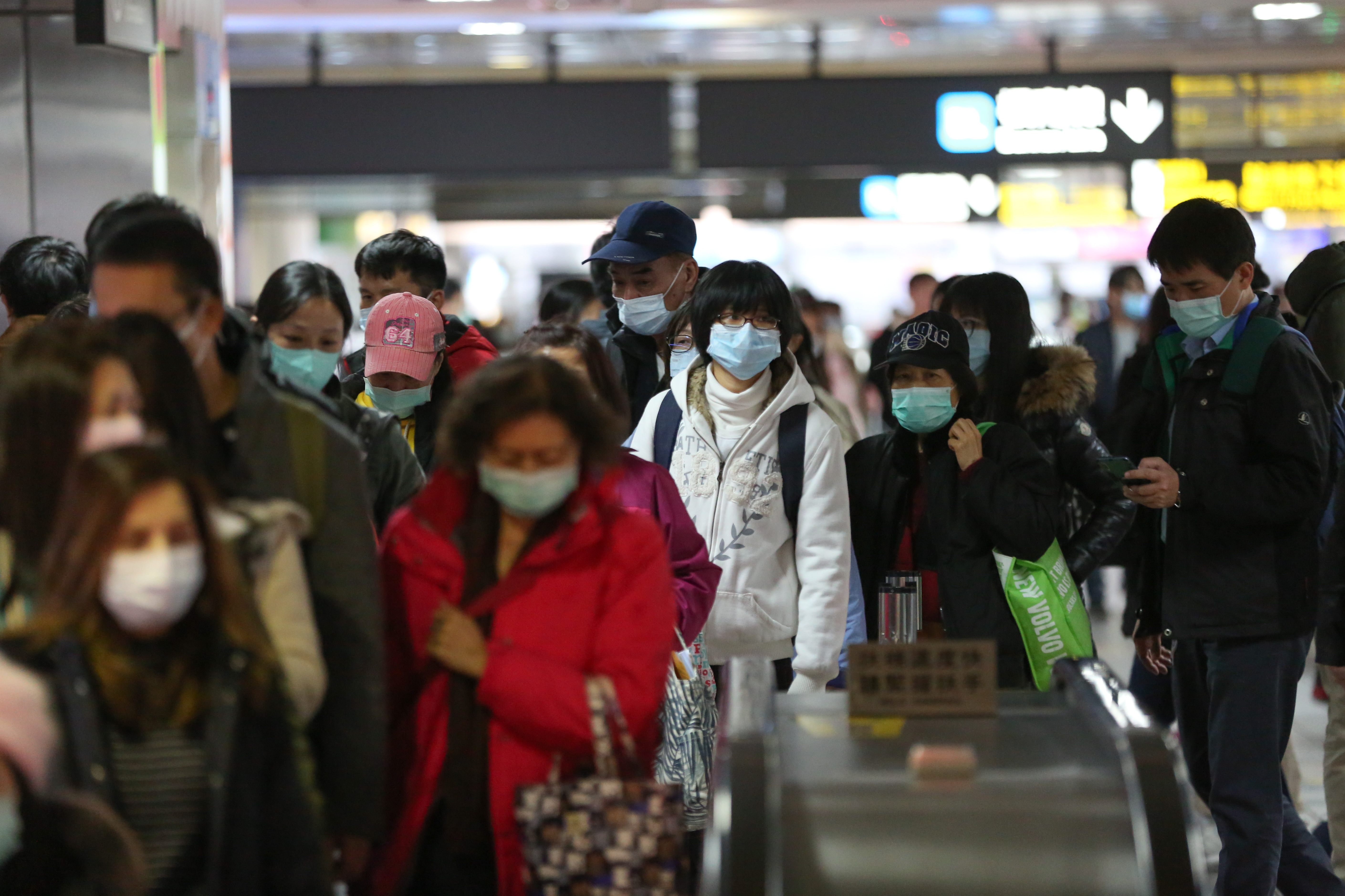 中國湖北一夜爆增上萬確診病例，世界衛生組織直言，現在說疫情已達高峰或何時結束「還太早了」。