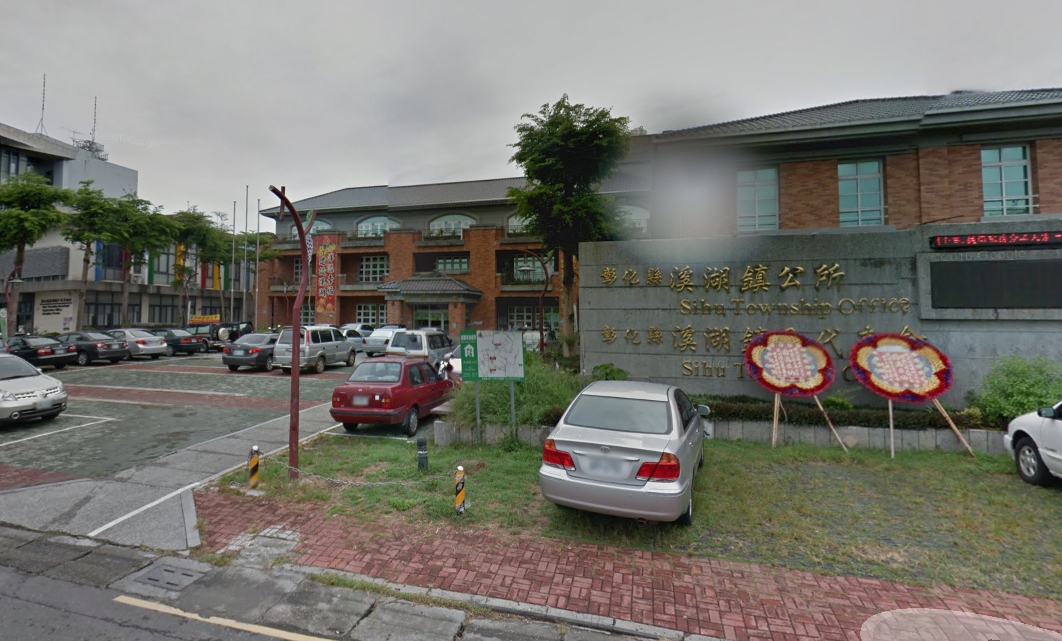 台商走了8小時精力耗盡，看到溪湖鎮公所，趕緊上前求救。（翻攝自Google Map）