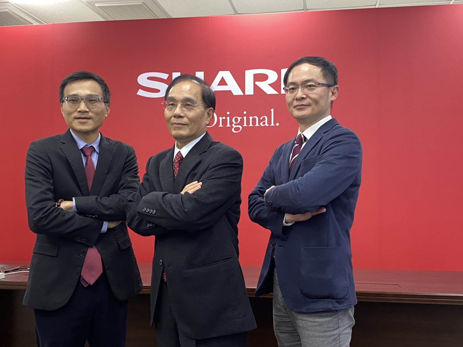 夏普社長戴正吳（中）花了3年，讓虧損連連的企業連2年賺錢，他矢言重新擦亮SHARP百年招牌。右為夏普台灣區總經理張凱傑，左為東南亞區董事吳柏勳。