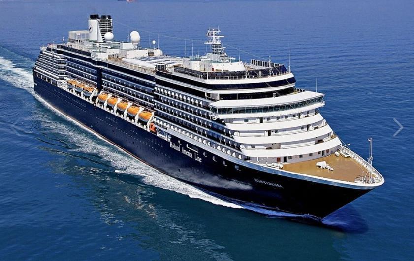 威士特丹號結束海上漂流,停靠柬埔寨。(翻攝自Holland America Line Facebook)