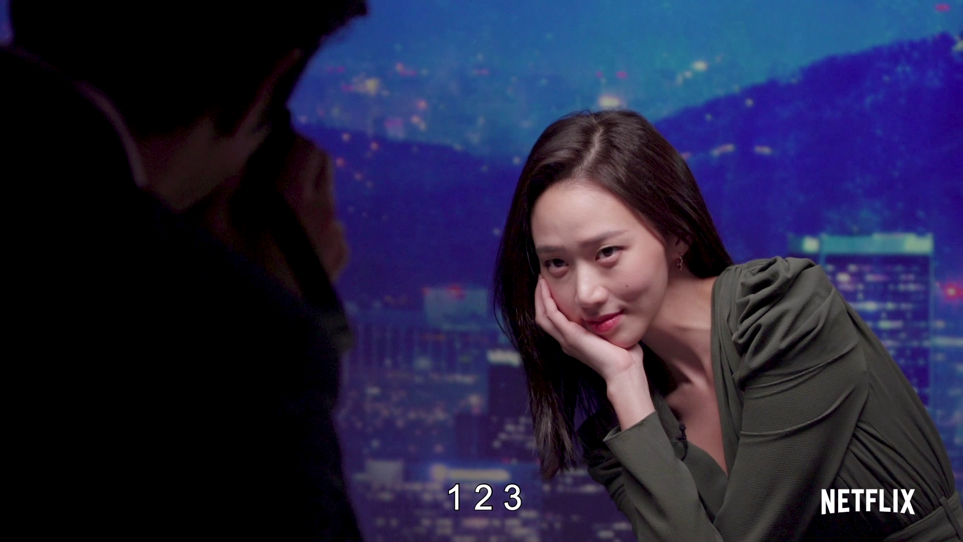 高聖熙擺出各種姿勢讓尹賢敏拍照。（Netflix提供）