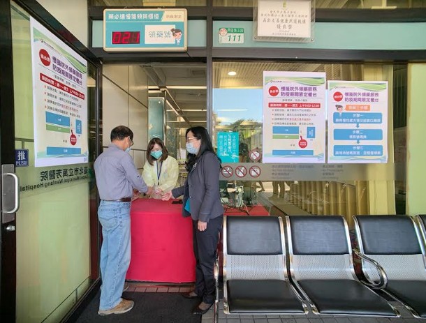 萬芳醫院增設「藥必達」慢箋領藥窗口,民眾領藥不必進醫院。(萬芳醫院提供)