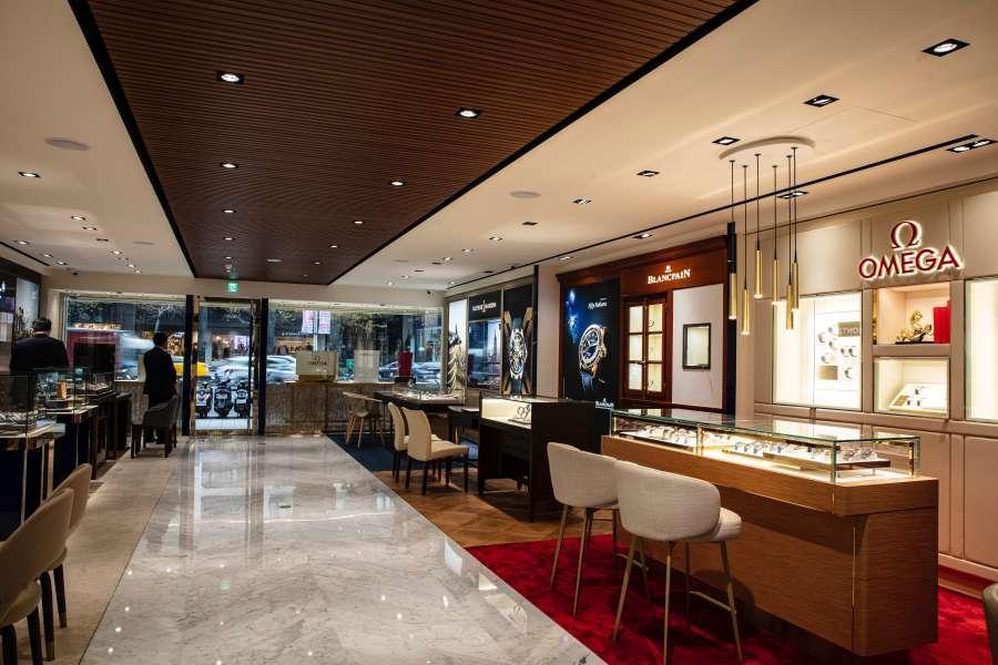 寶鴻堂台北忠孝店在逆勢中開幕,為台灣鐘錶市場打了一劑強心針。錶店以大理石反映明亮爽朗的氣氛,訴求年輕新顧客。