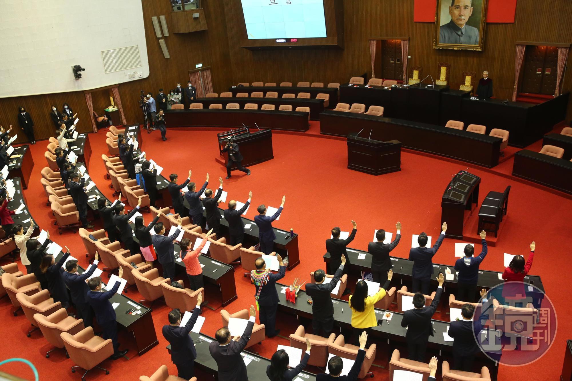 依憲法規定,提出修憲案要有4分之1立委提議,也就是至少29位立委連署提案。