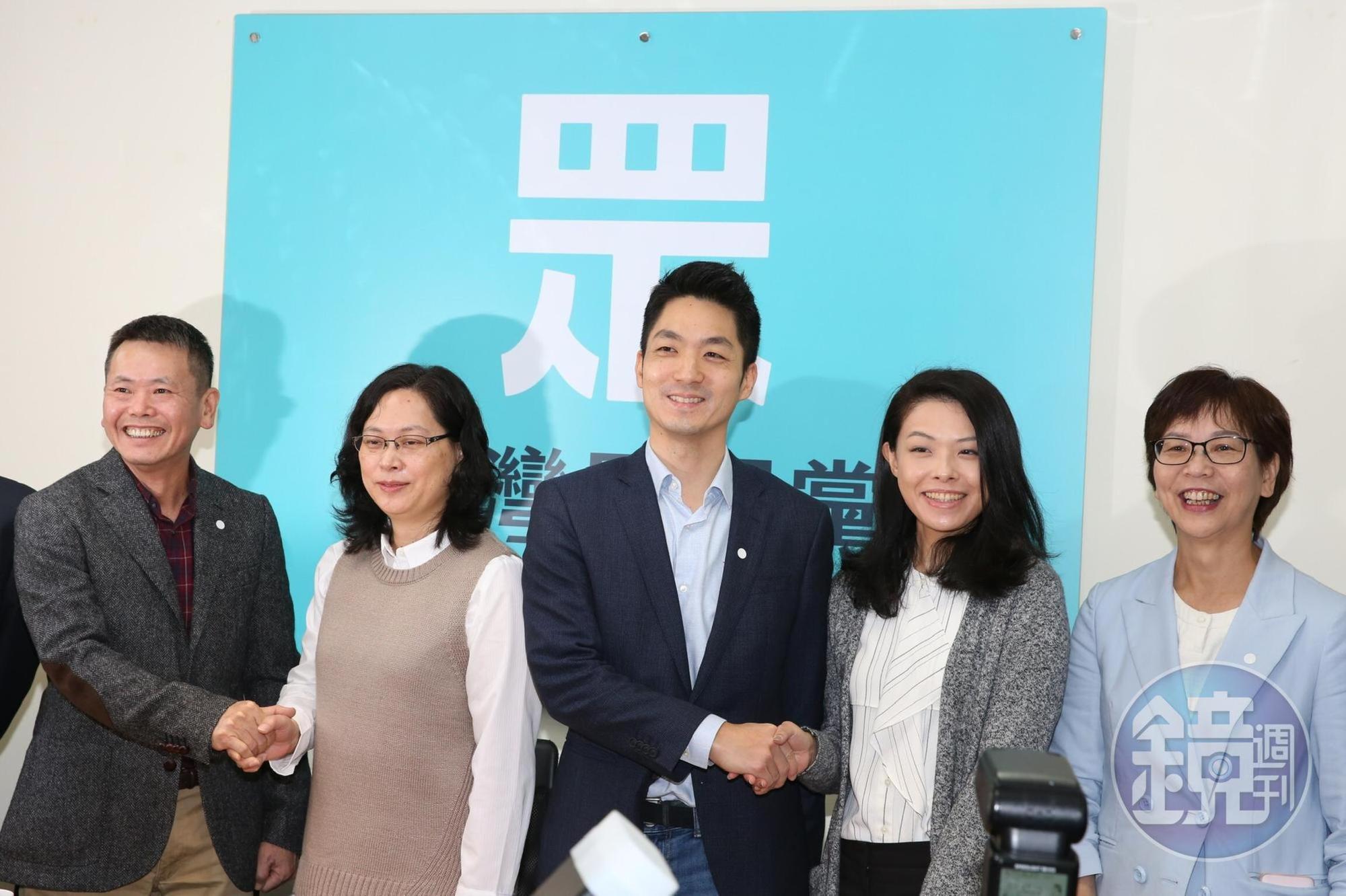 國民黨團總召林為洲(左1)、書記長蔣萬安(中)今拜會民眾黨團總召賴香伶(左2)等民眾黨立委。