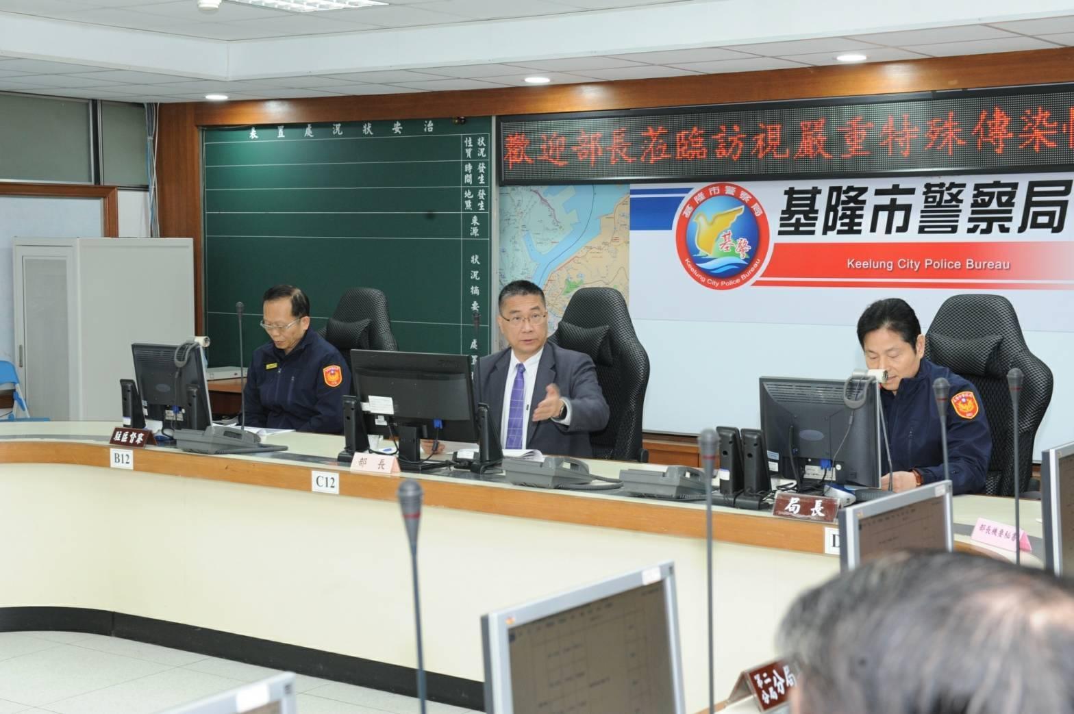 徐國勇赴基隆市警局訪視「武漢肺炎」防疫工作,為員警打氣。(翻攝畫面)