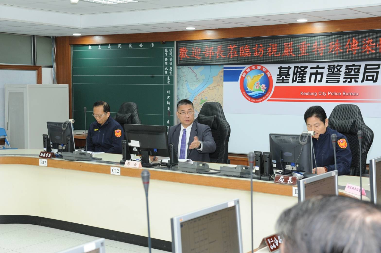 徐國勇赴基隆市警局訪視「武漢肺炎」防疫工作，為員警打氣。（翻攝畫面）
