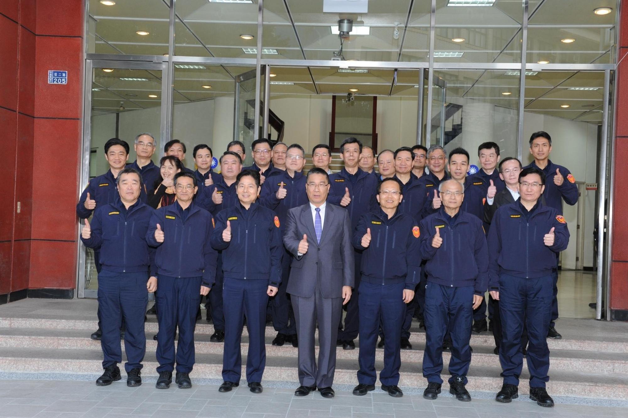 徐國勇赴基隆市警局訪視「武漢肺炎」防疫工作,為員警打氣。(翻攝畫面)