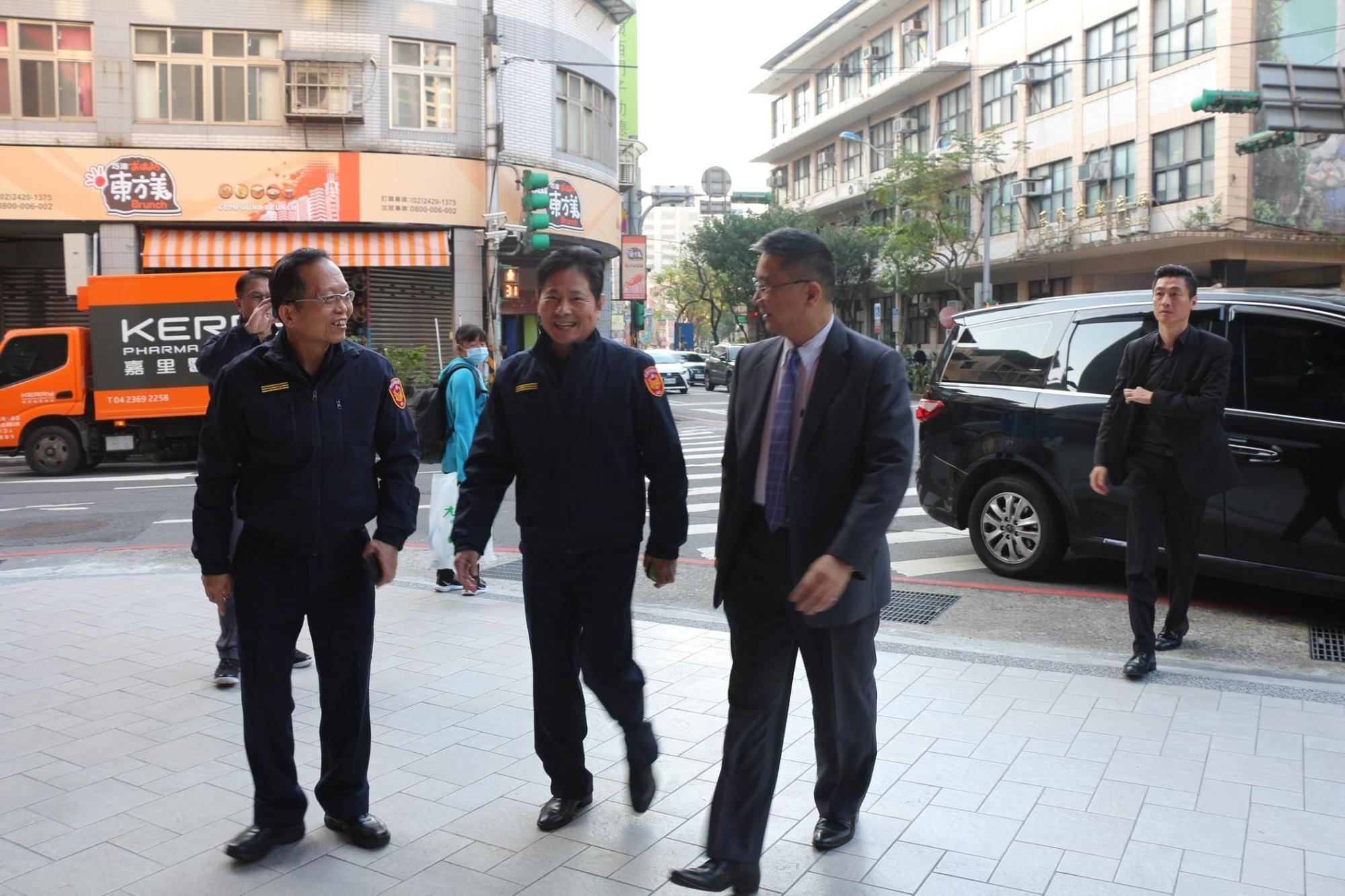 徐國勇赴基隆市警局訪視「武漢肺炎」防疫工作,為員警打氣。(翻攝畫面)