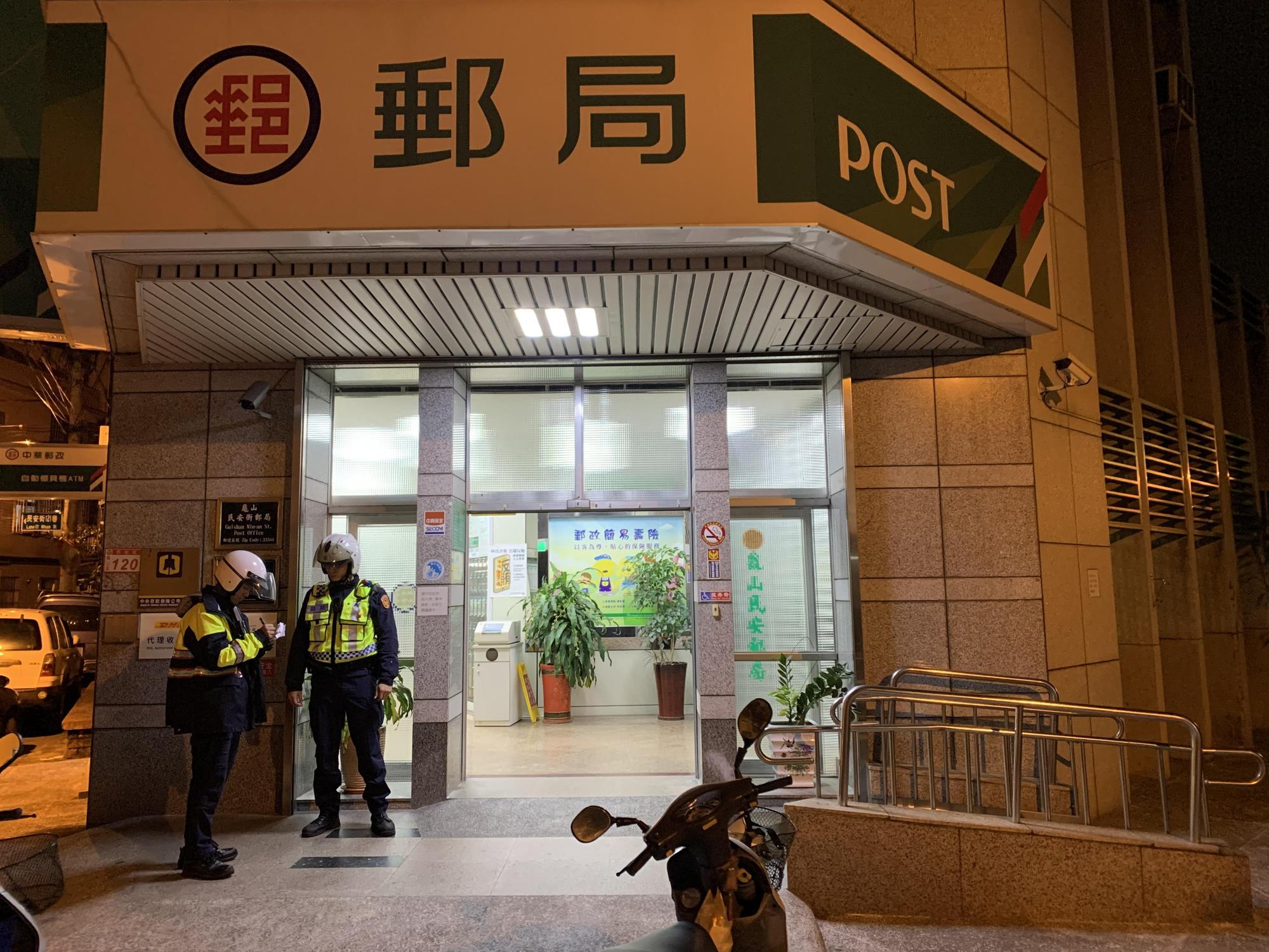 員警前往郵局實施巡檢。(警政署提供)