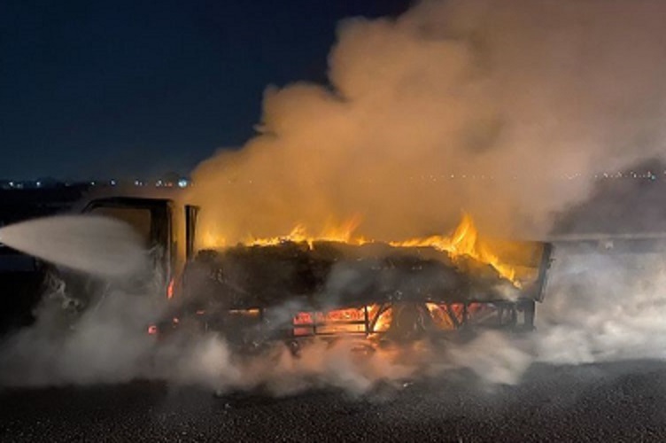 由於車上堆積乾洗手、清潔劑等含酒精化學成分易燃物，火勢一起，整車貨物付之一炬。（翻攝畫面）