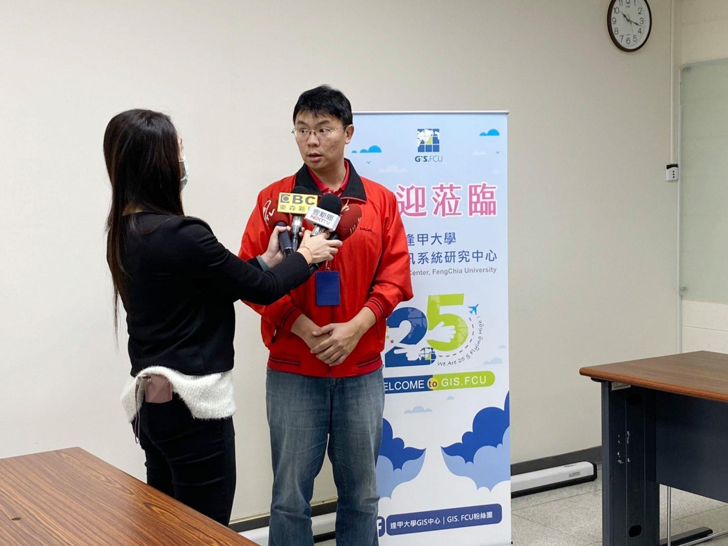 逢甲大學地資中心規劃師賴正偉花2小時研發,採用與美國相同系統,設計出台版疫情地圖。(翻攝臉書:逢甲大學GIS中心|GIS. FCU粉絲團)