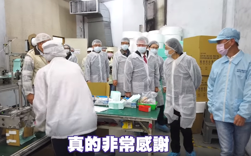 總統蔡英文訪視口罩工廠康匠，了解口罩生產狀況。（翻攝自蔡英文臉書）